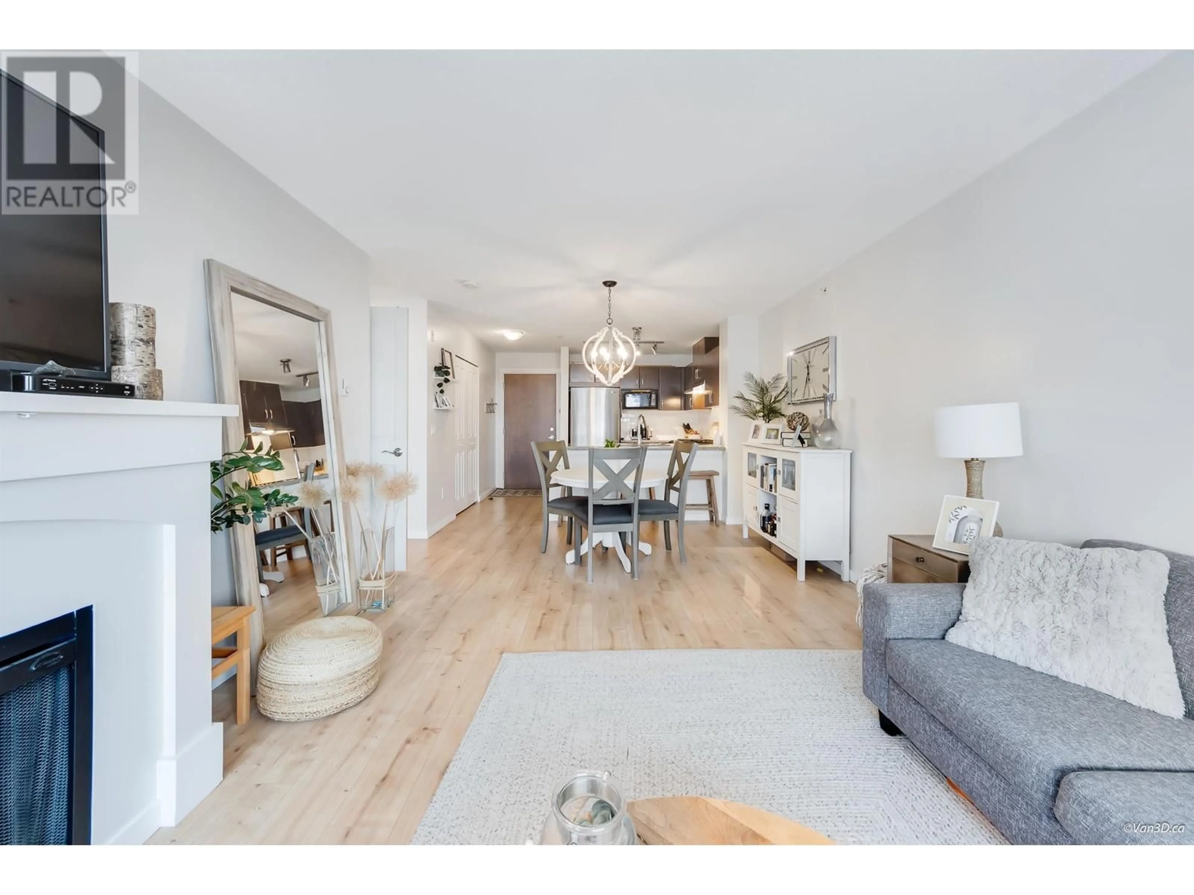 Living room with furniture, unknown for 517 - 3110 DAYANEE SPRINGS BOULEVARD, Coquitlam British Columbia V3E0B4