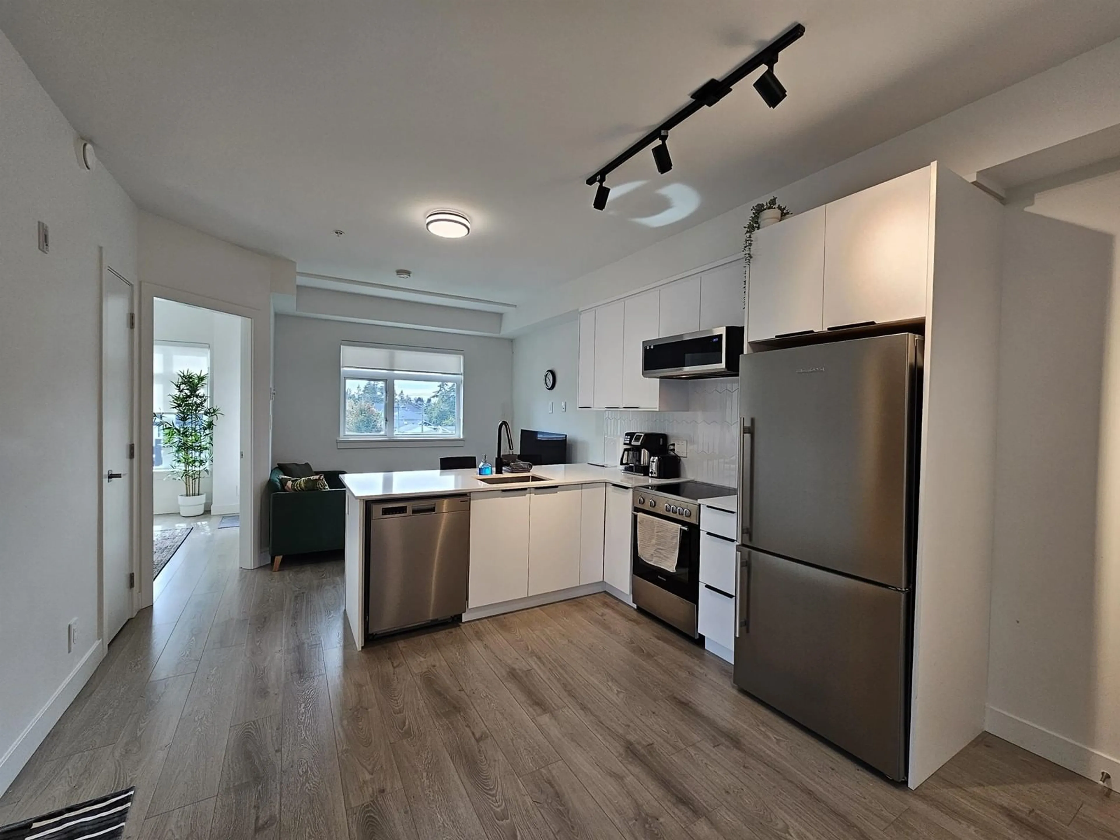 Open concept kitchen, wood/laminate floor for 403 10616 132 STREET, Surrey British Columbia V3T0T3