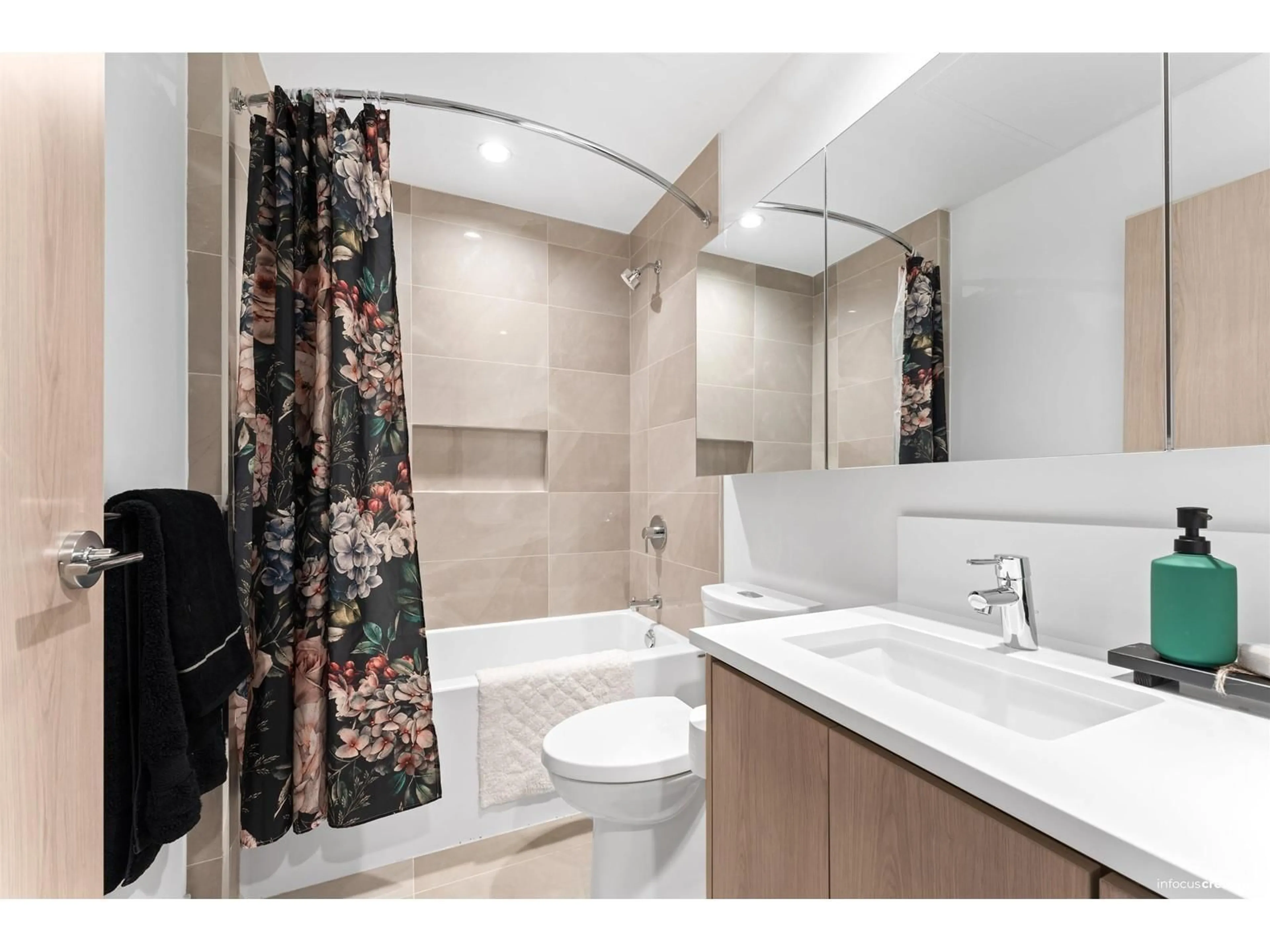 Standard bathroom, ceramic/tile floor for 3309 - 10750 135A, Surrey British Columbia V3T2X6