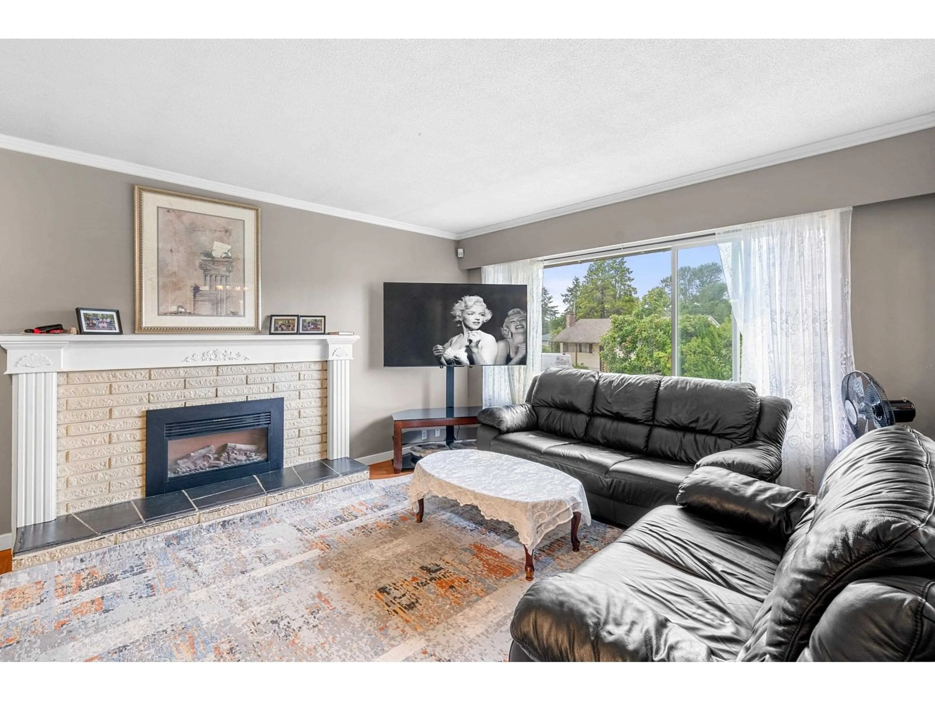 Living room with furniture, unknown for 12500 99A AVENUE, Surrey British Columbia V3V2R5