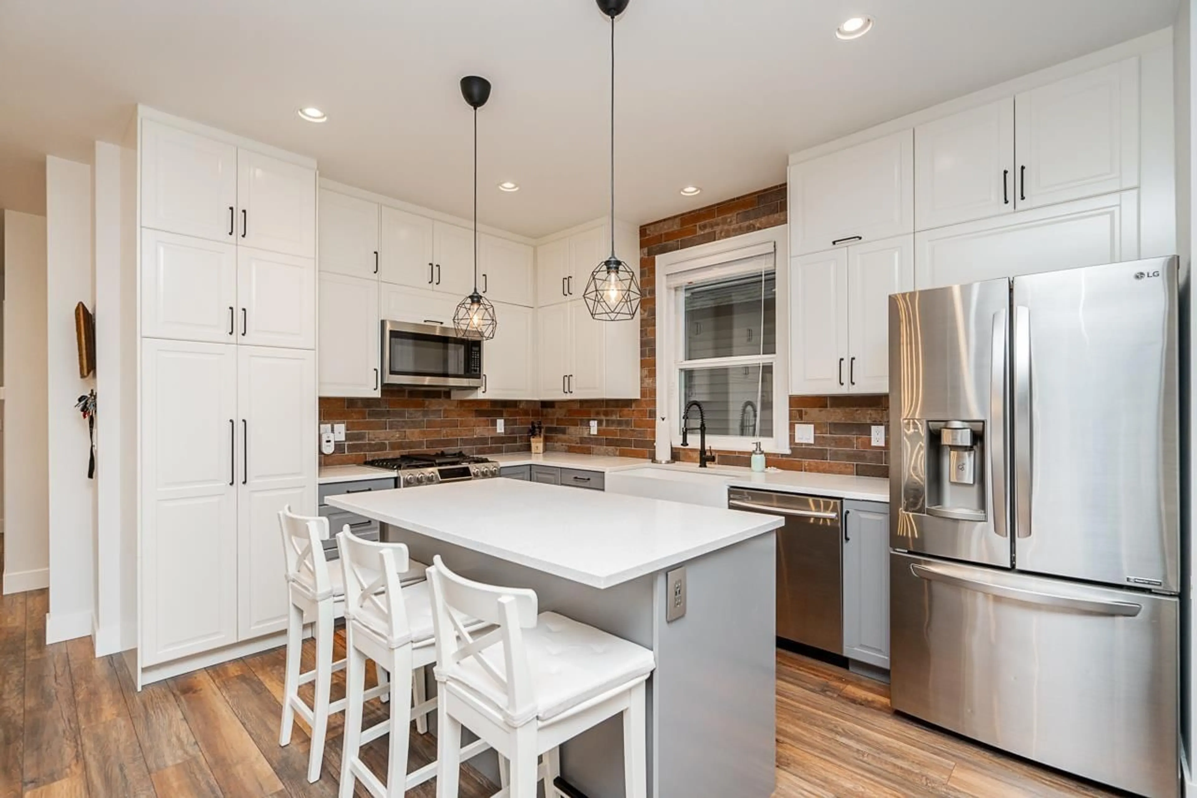 Open concept kitchen, wood/laminate floor for 6733 193A, Surrey British Columbia V4N0B8