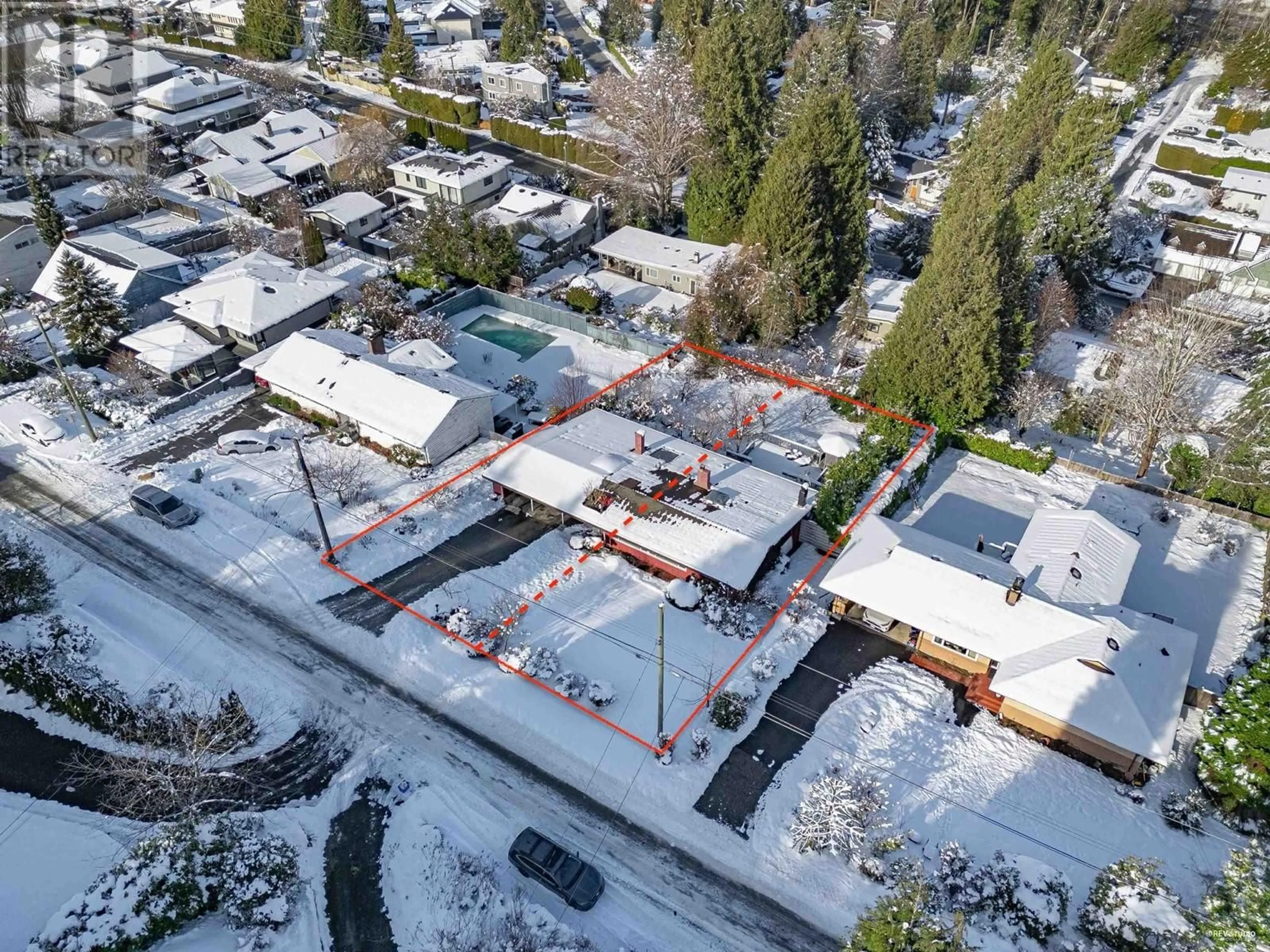 A pic from outside/outdoor area/front of a property/back of a property/a pic from drone, building for 875 JEFFERSON AVENUE, West Vancouver British Columbia V7T2A3