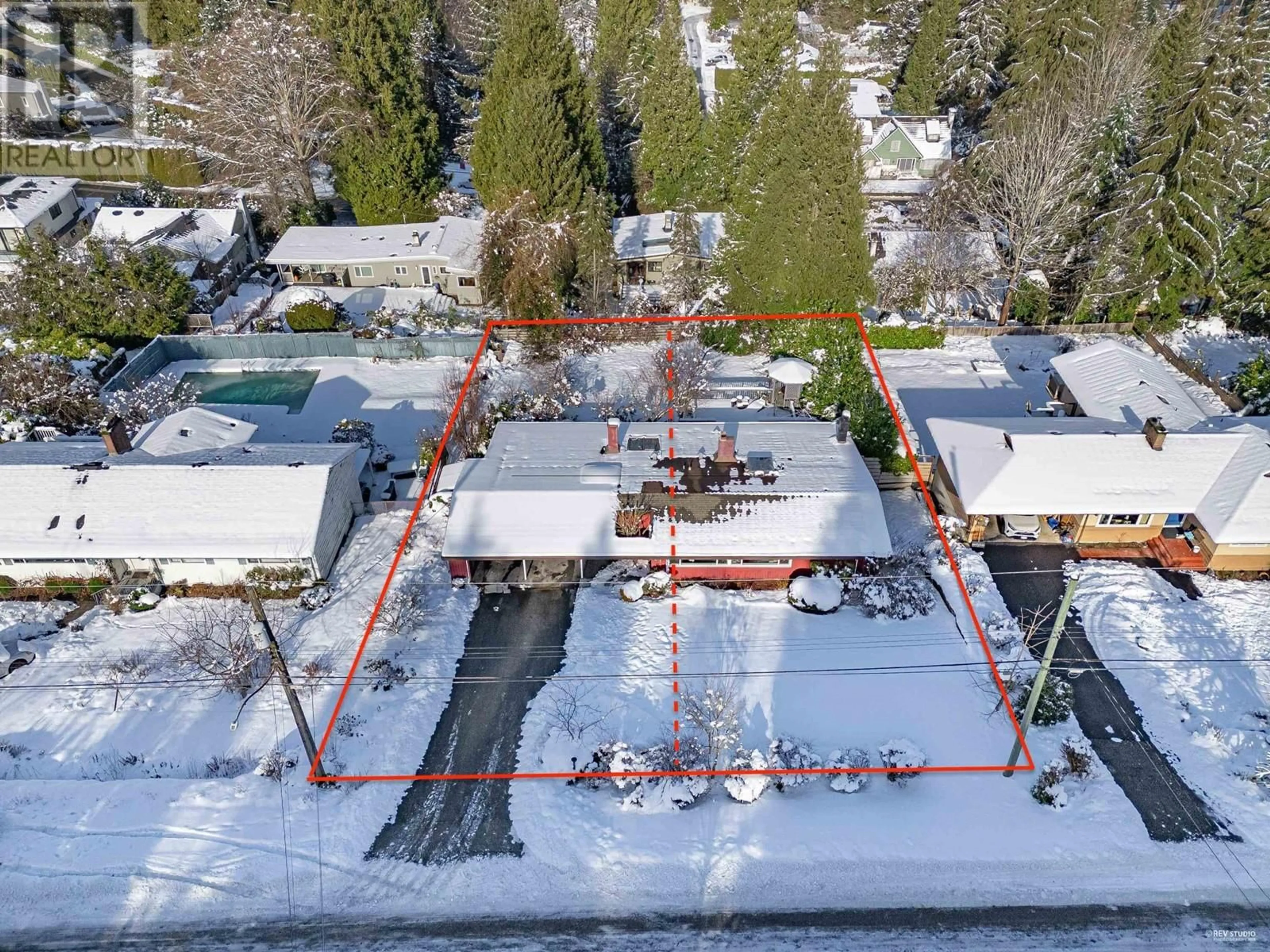 A pic from outside/outdoor area/front of a property/back of a property/a pic from drone, building for 875 JEFFERSON AVENUE, West Vancouver British Columbia V7T2A3