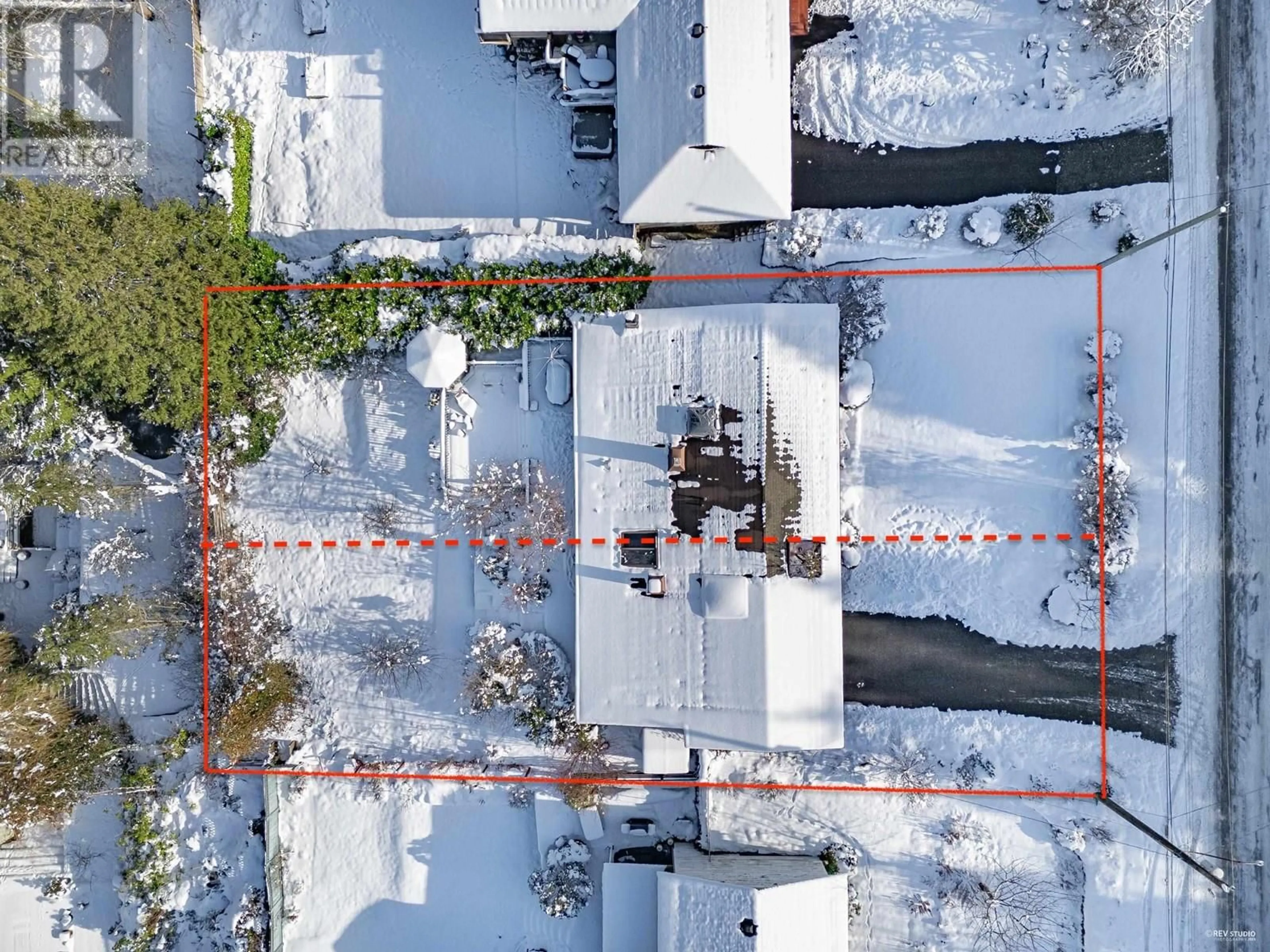 A pic from outside/outdoor area/front of a property/back of a property/a pic from drone, street for 875 JEFFERSON AVENUE, West Vancouver British Columbia V7T2A3