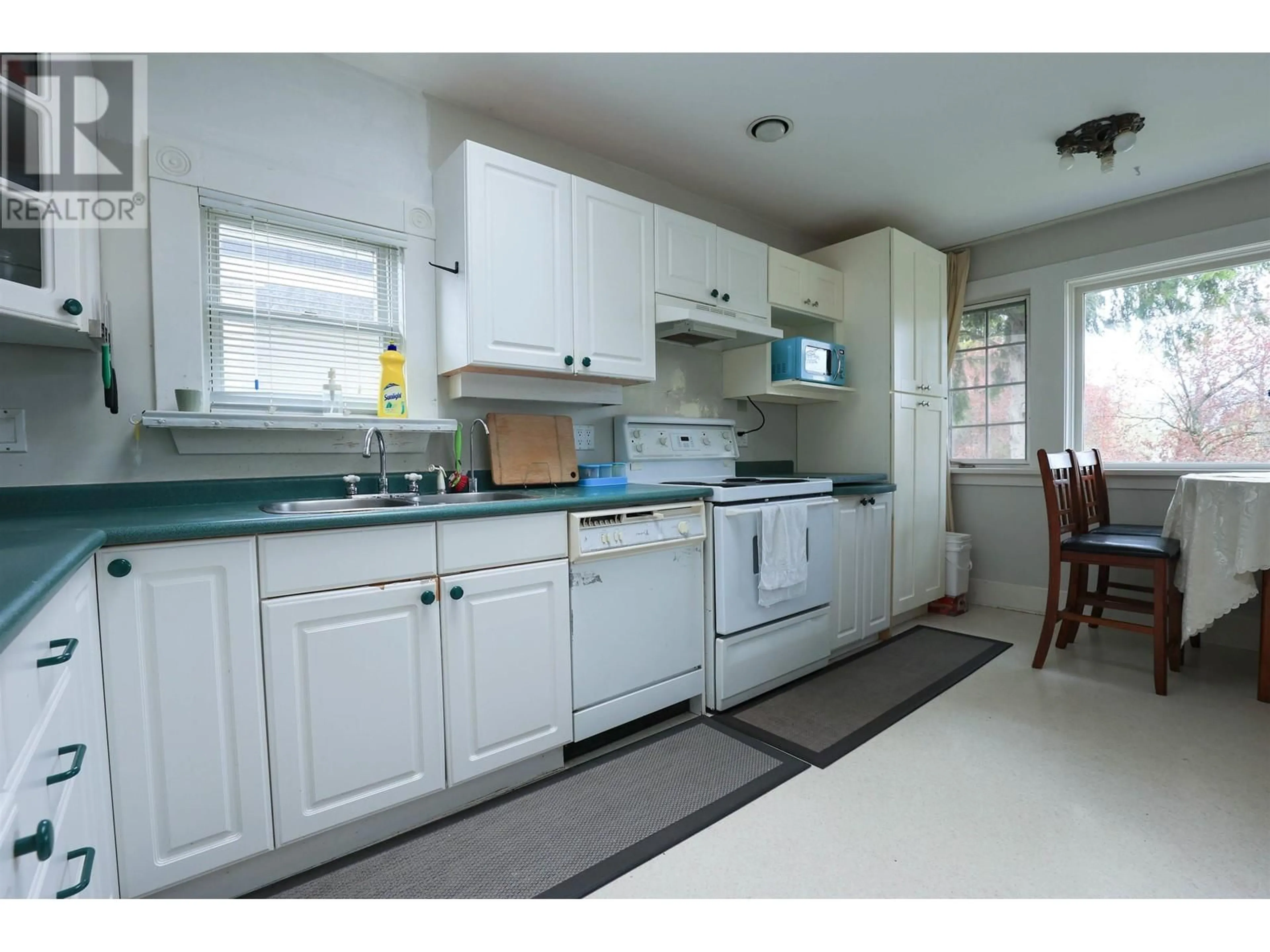Standard kitchen, ceramic/tile floor for 4530 11TH AVENUE, Vancouver British Columbia V6R2M4