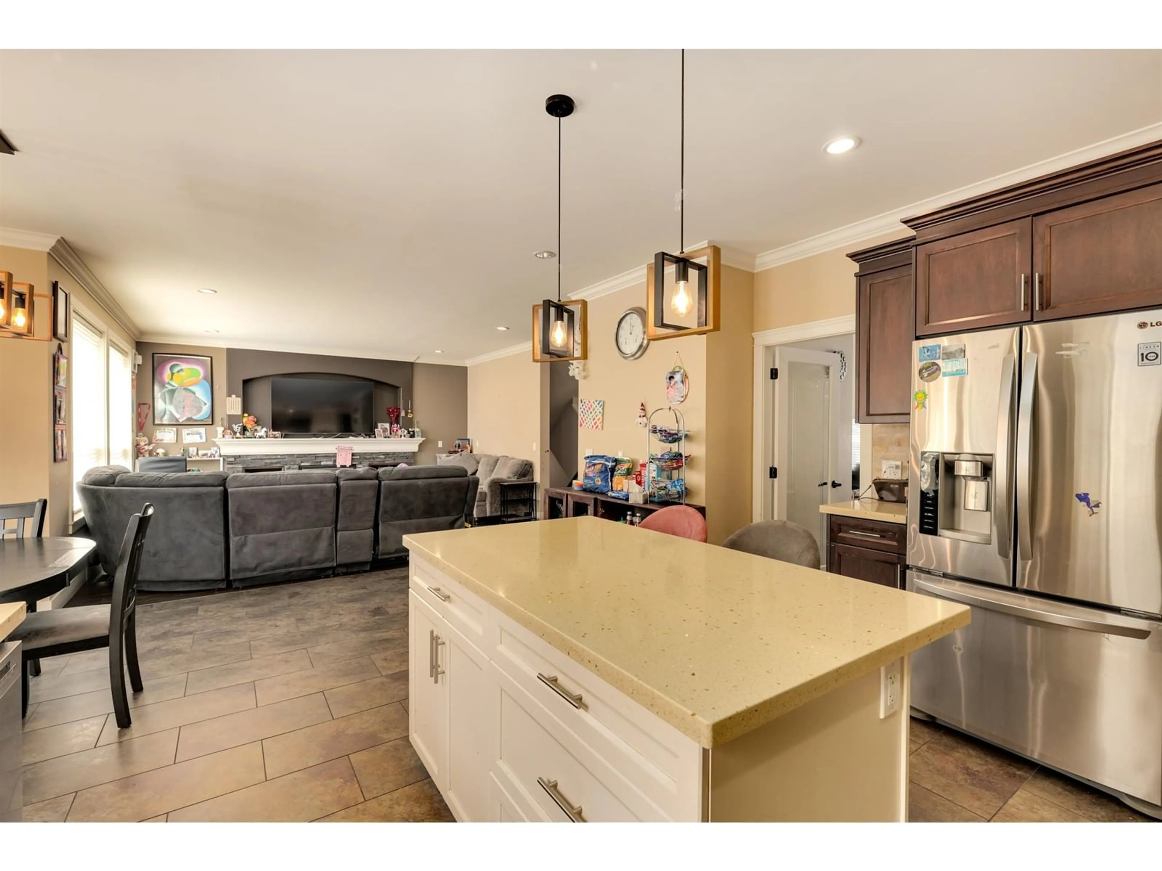 Open concept kitchen, unknown for 14756 62, Surrey British Columbia V3S2L1