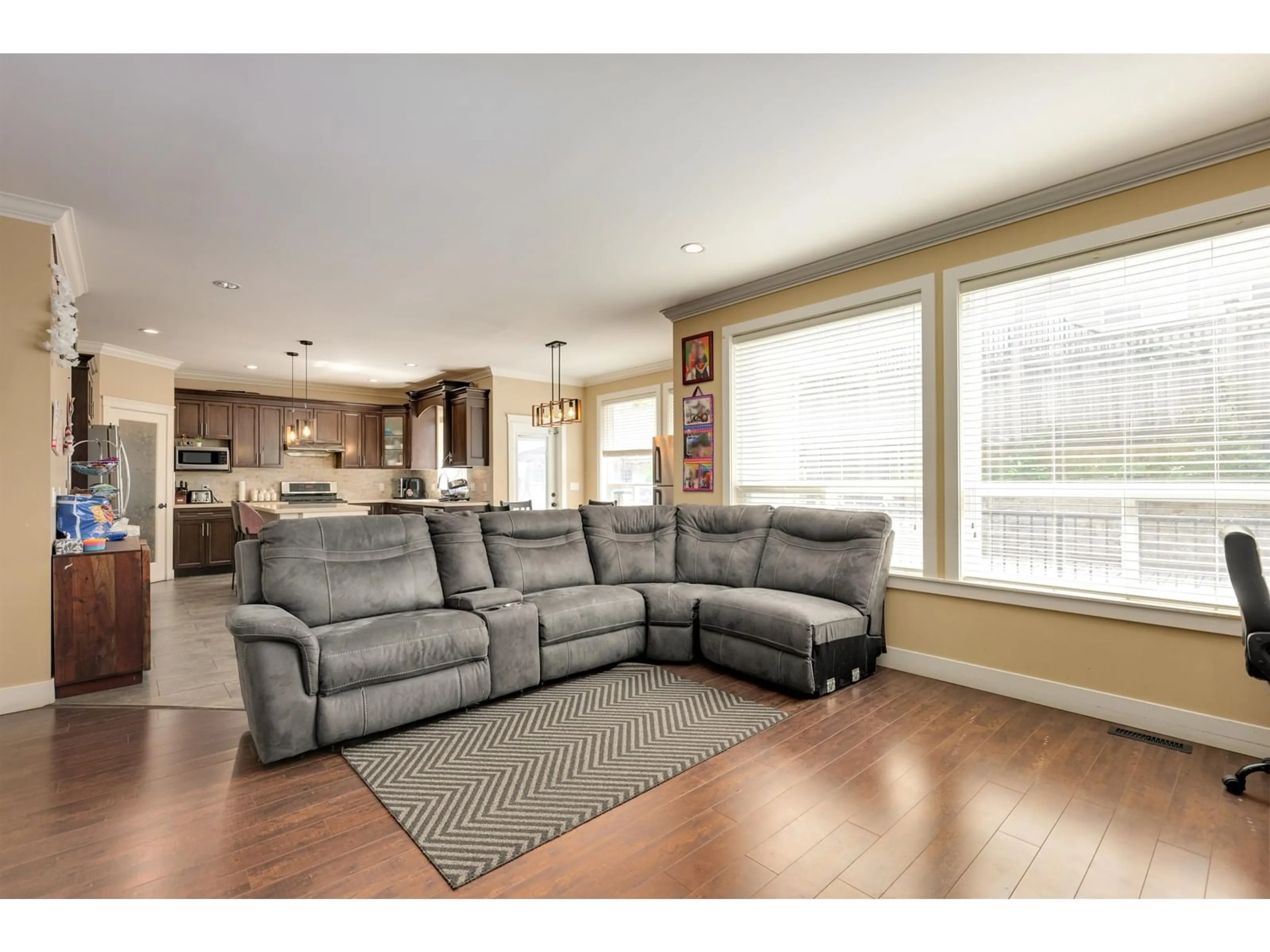 Living room with furniture, wood/laminate floor for 14756 62, Surrey British Columbia V3S2L1