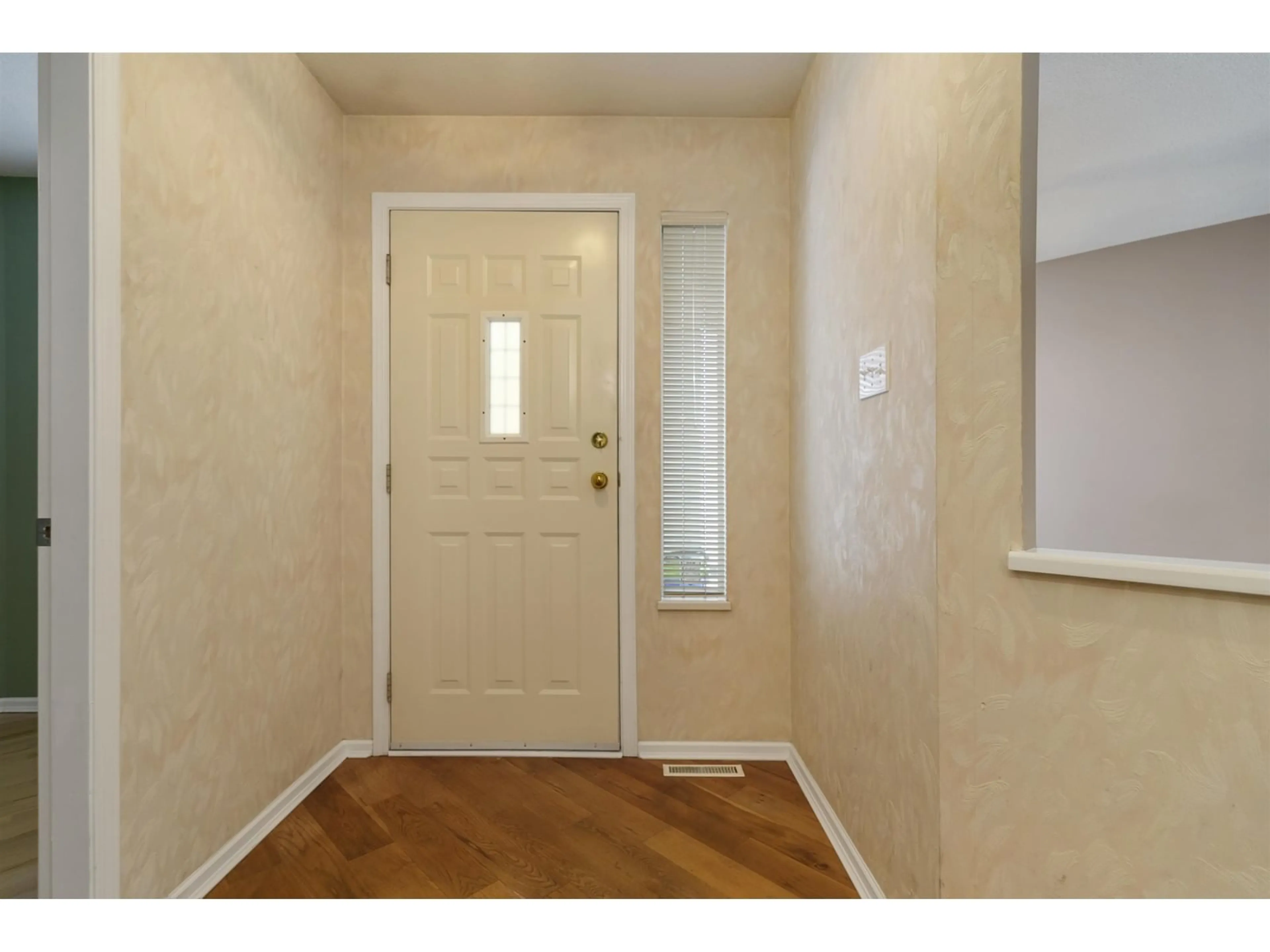 Indoor entryway for 56 19649 53 AVENUE, Langley British Columbia V3A8C5