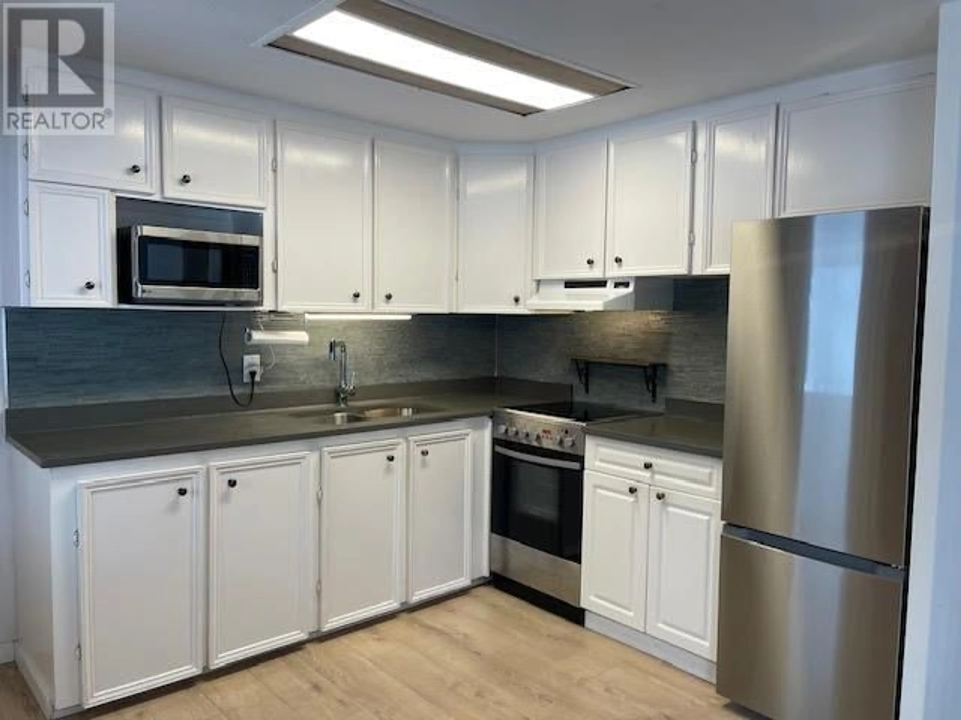 Standard kitchen, unknown for 1 3295 SUNNYSIDE ROAD, Anmore British Columbia V3H4Z4