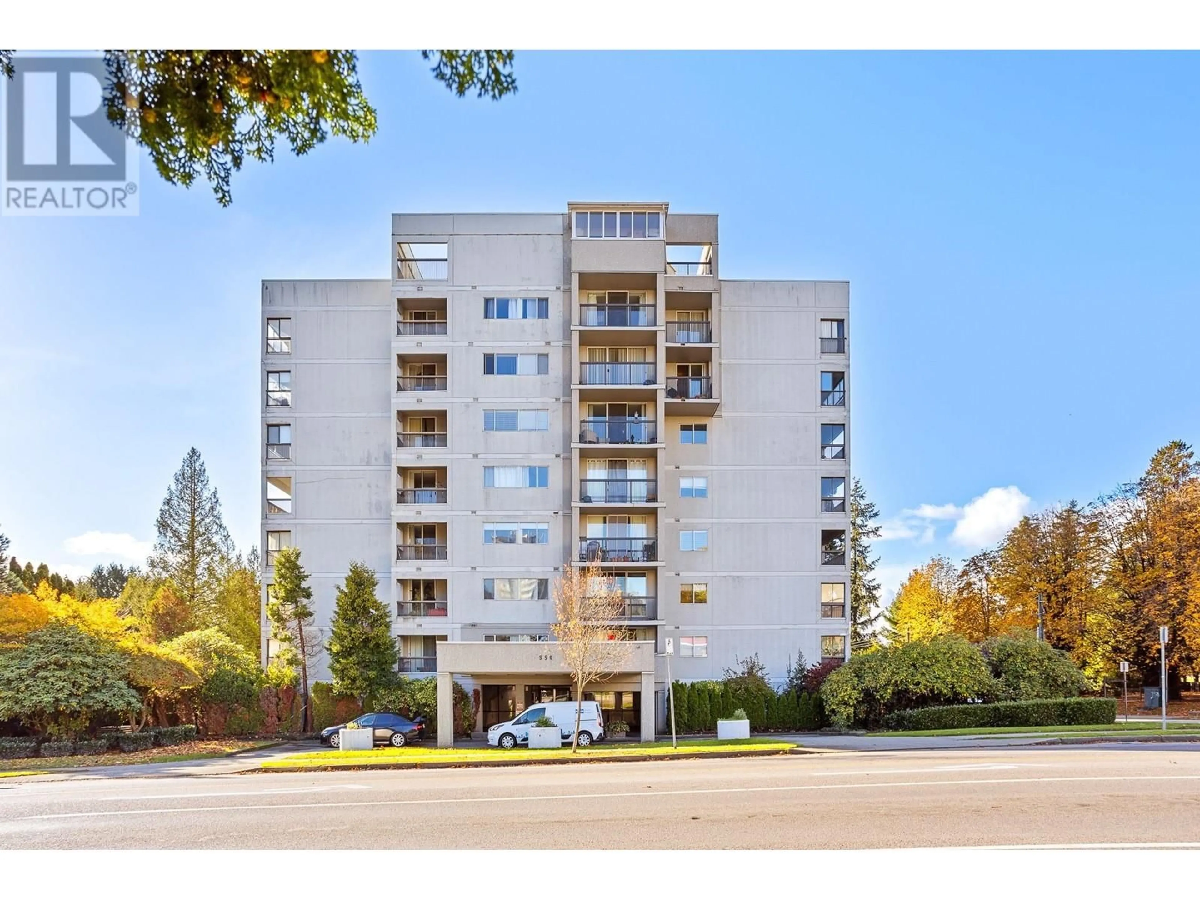 Indoor foyer for 902 550 EIGHTH STREET, New Westminster British Columbia V3M3R9