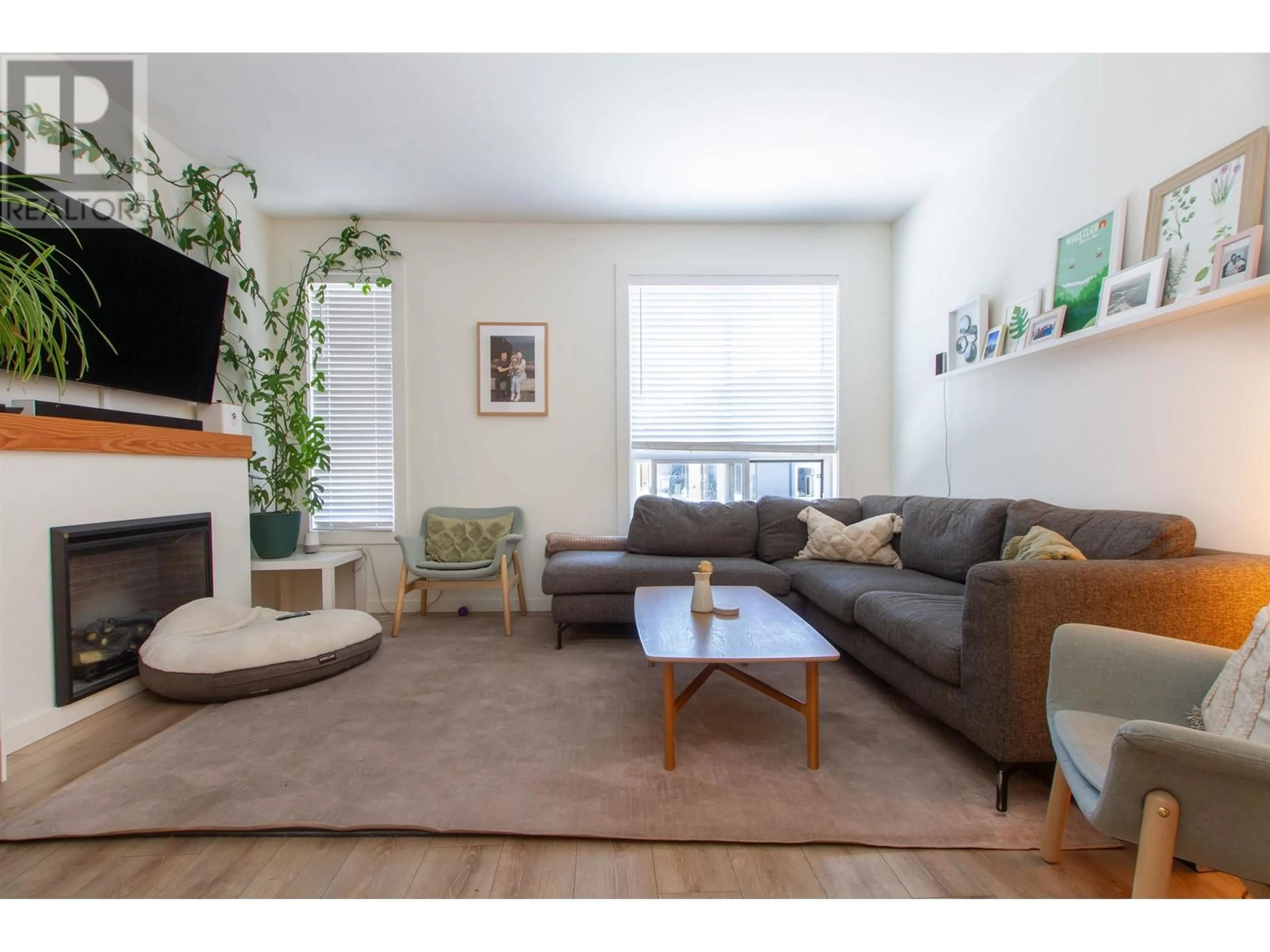 Living room with furniture, unknown for 3 39769 GOVERNMENT ROAD, Squamish British Columbia V8B0Z1