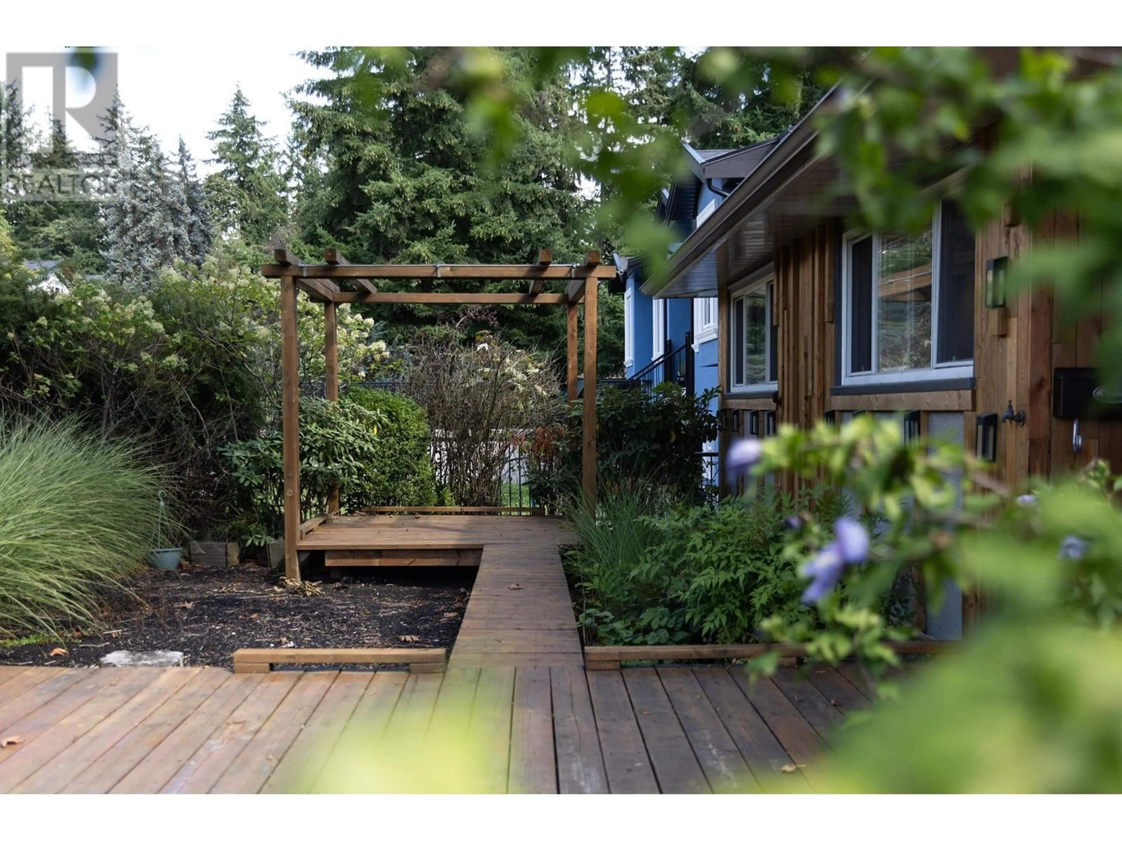 Patio, street for 5668 EWART STREET, Burnaby British Columbia V5J2W7