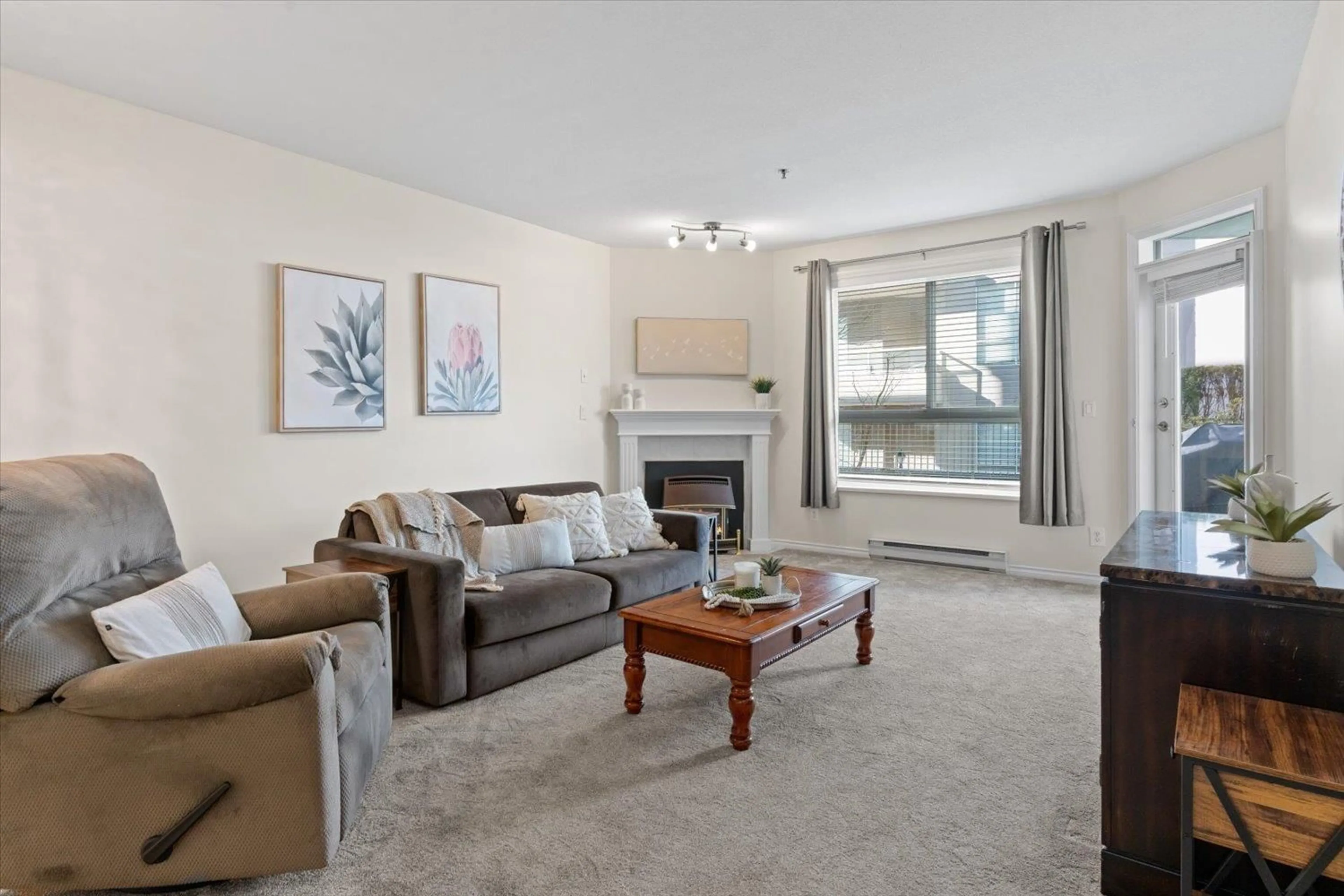 Living room with furniture, carpet floor for 105 - 45775 SPADINA AVENUE, Chilliwack British Columbia V2P1T5