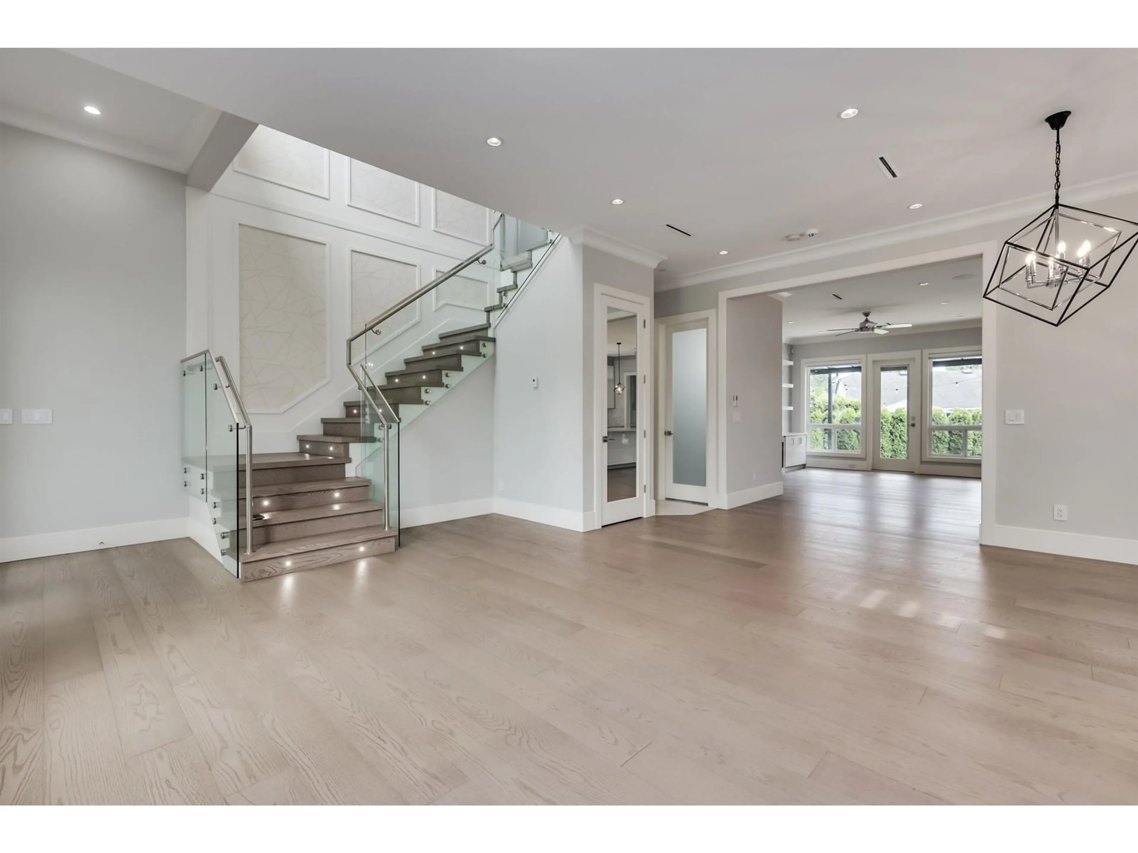 Indoor foyer for 15632 BOWLER PLACE, Surrey British Columbia V4A9G7