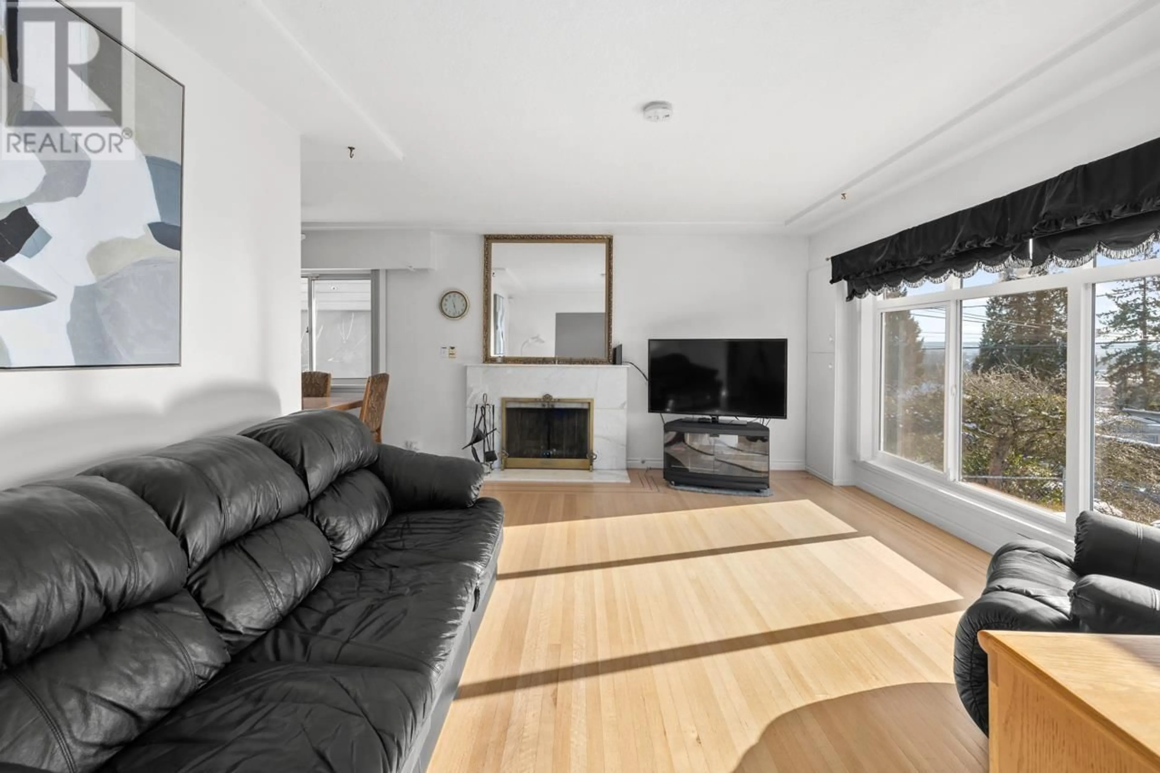 Living room with furniture, wood/laminate floor for 5489 KEITH STREET, Burnaby British Columbia V5J3C4