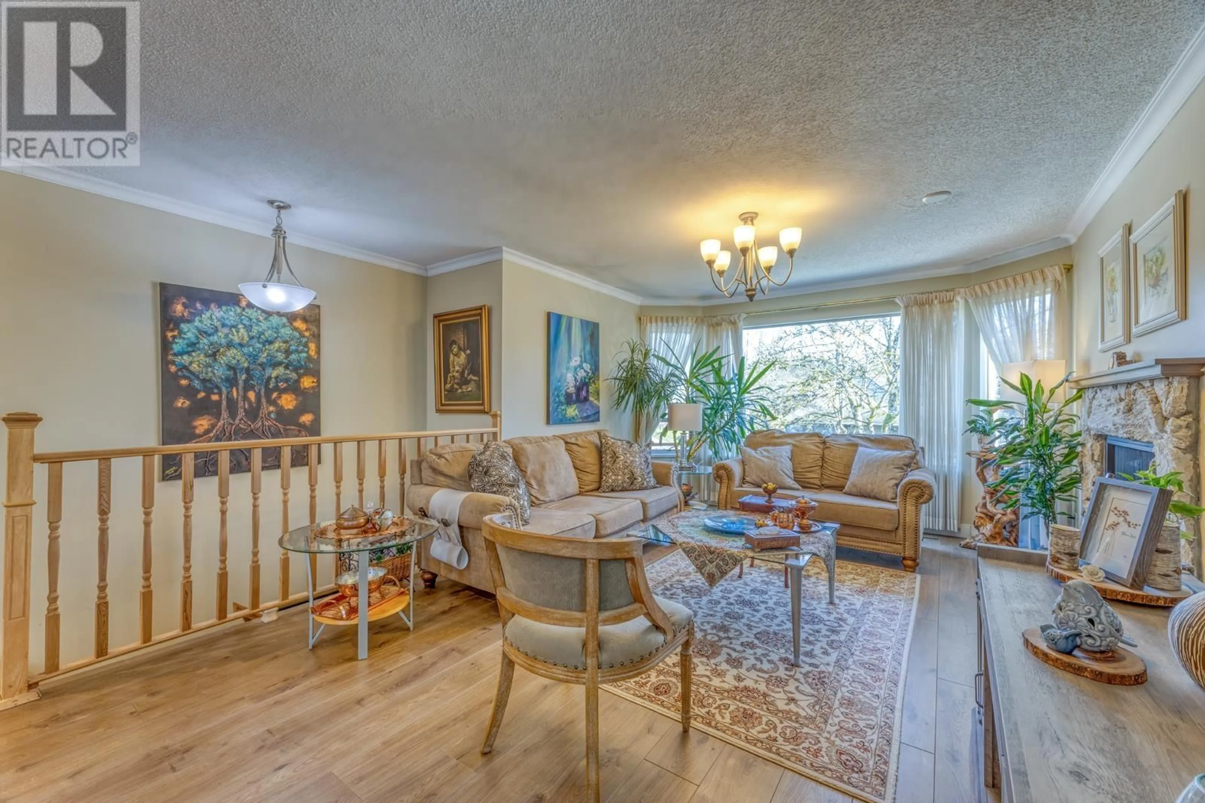 Living room with furniture, wood/laminate floor for 883 NAIRN COURT, North Vancouver British Columbia V7H2S4