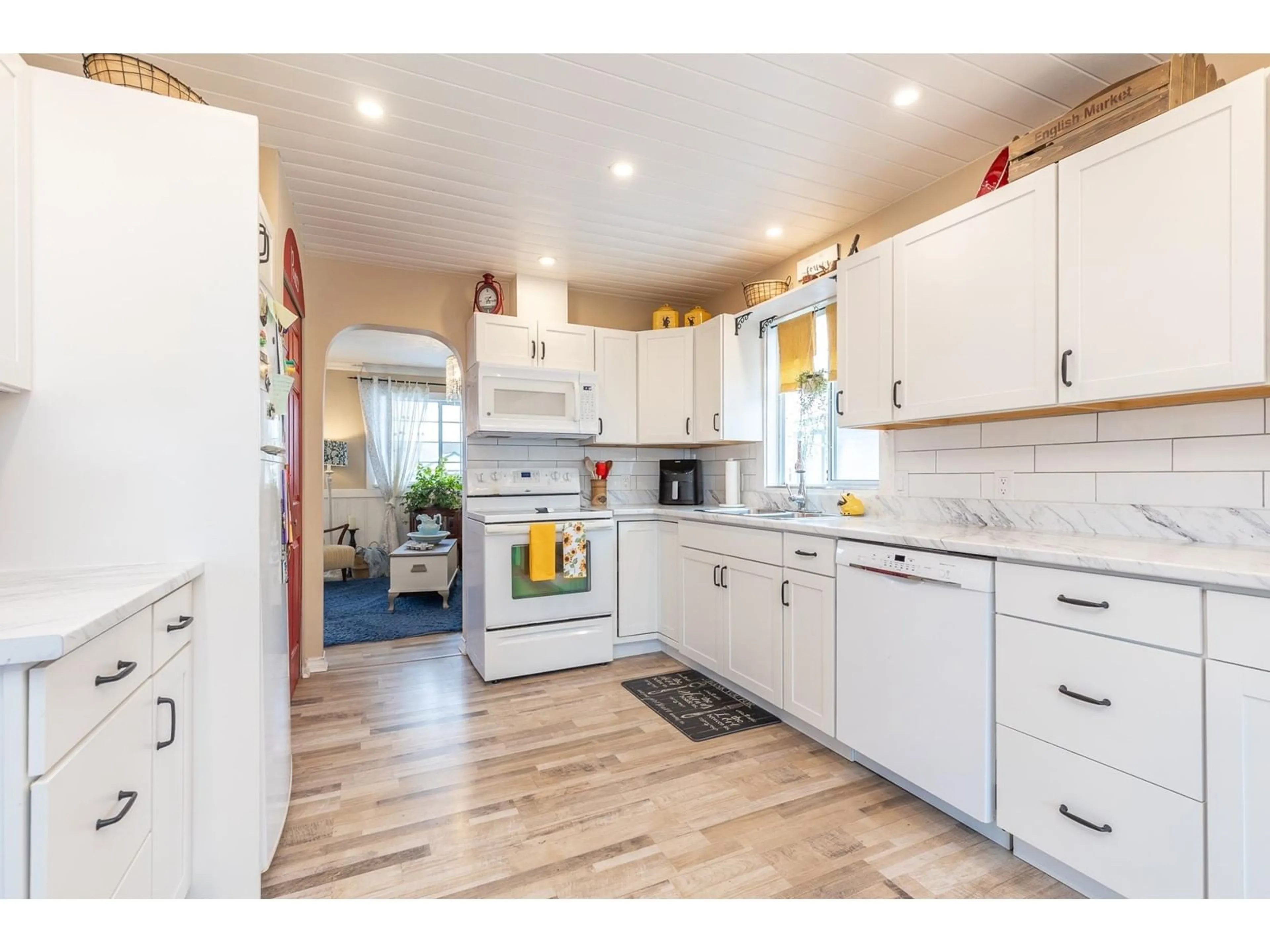 Open concept kitchen, unknown for 3029 CASSIAR AVENUE, Abbotsford British Columbia V2S7G7