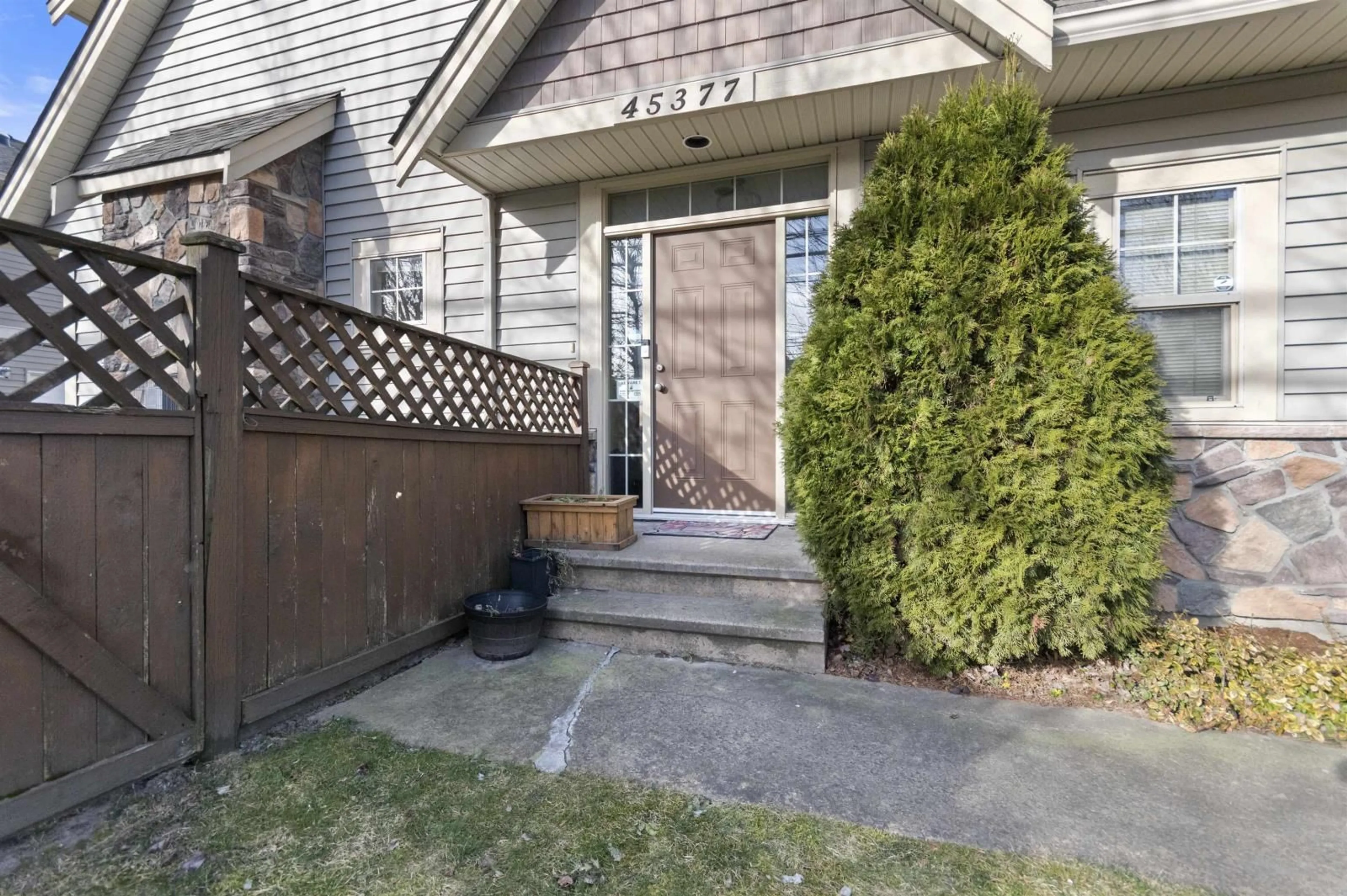 Patio, street for 1 45377 SOUTH SUMAS ROAD|Sardis South, Chilliwack British Columbia V2R1R8