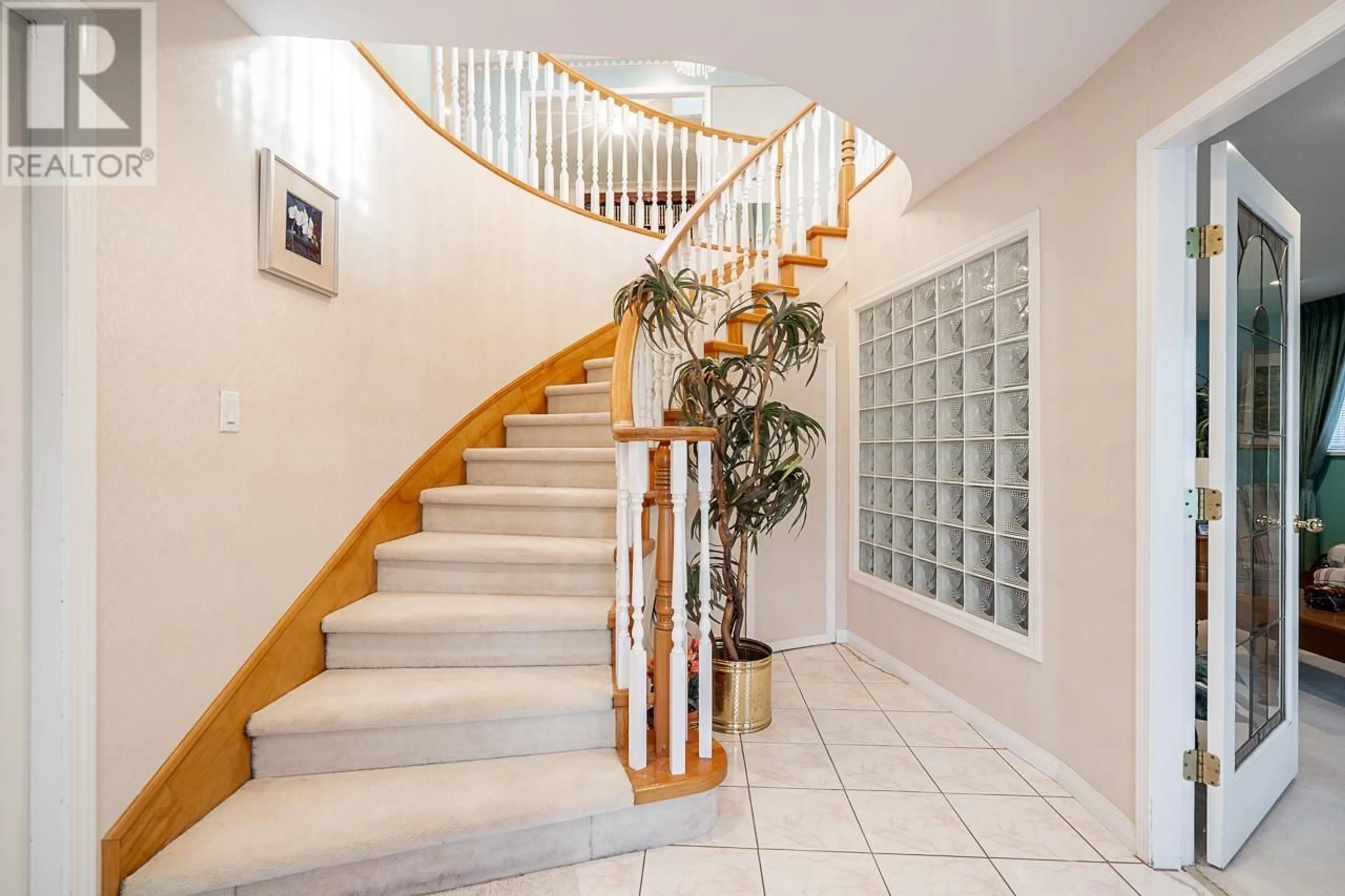 Indoor foyer for 6958 GRAY AVENUE, Burnaby British Columbia V5J3Y8