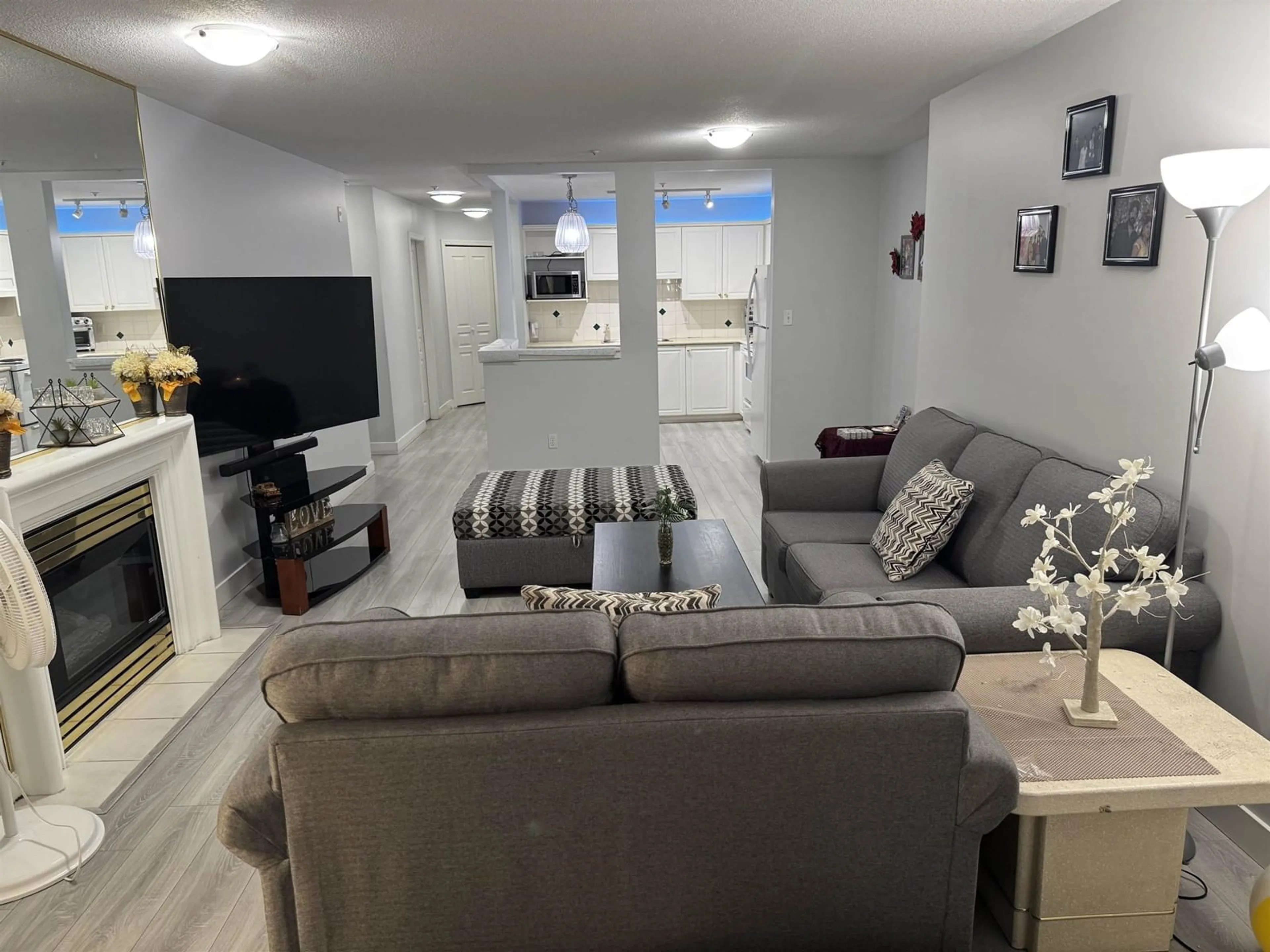 Living room with furniture, unknown for 414 - 8139 121A, Surrey British Columbia V3W0Z2