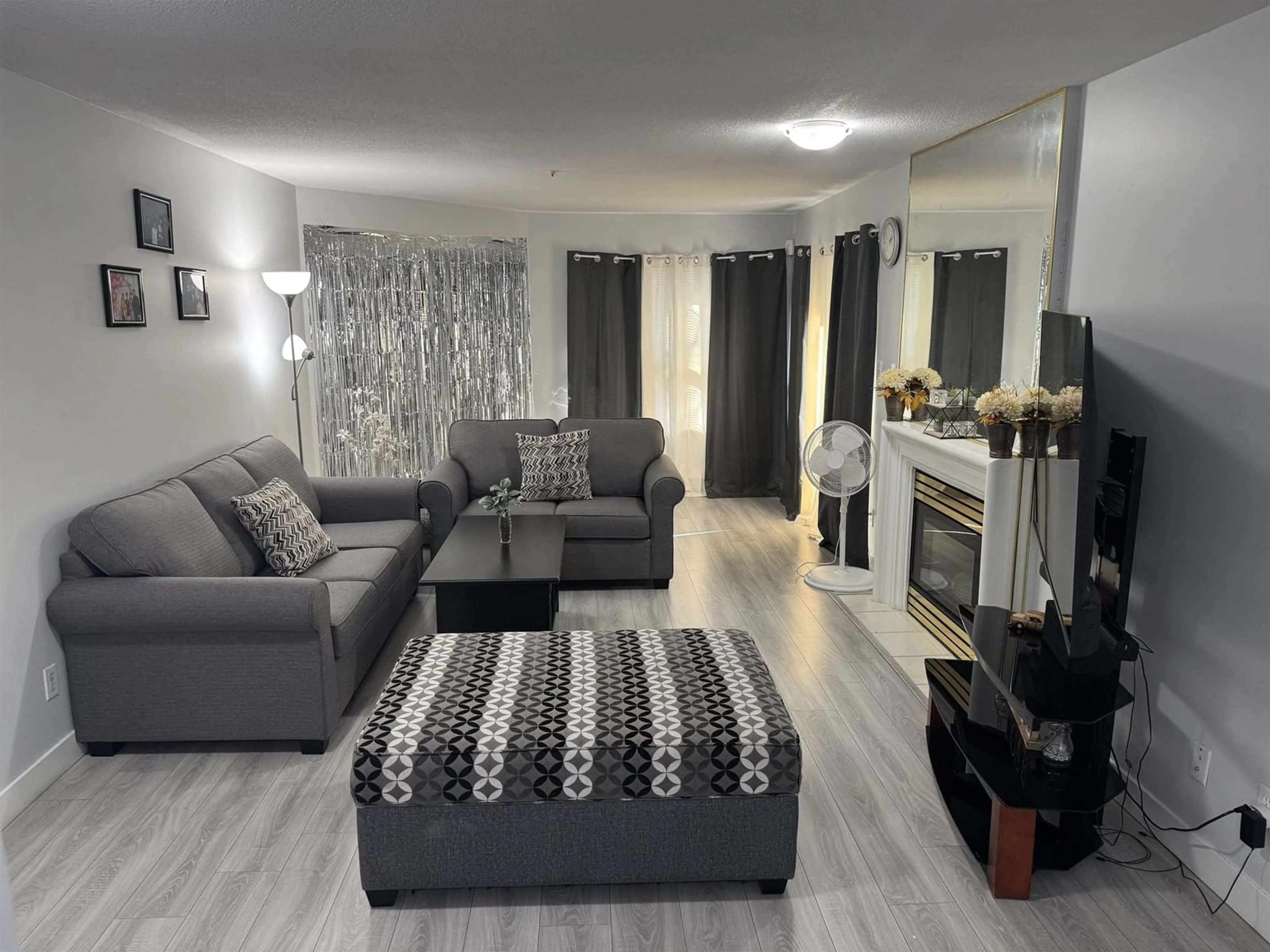 Living room with furniture, unknown for 414 - 8139 121A, Surrey British Columbia V3W0Z2