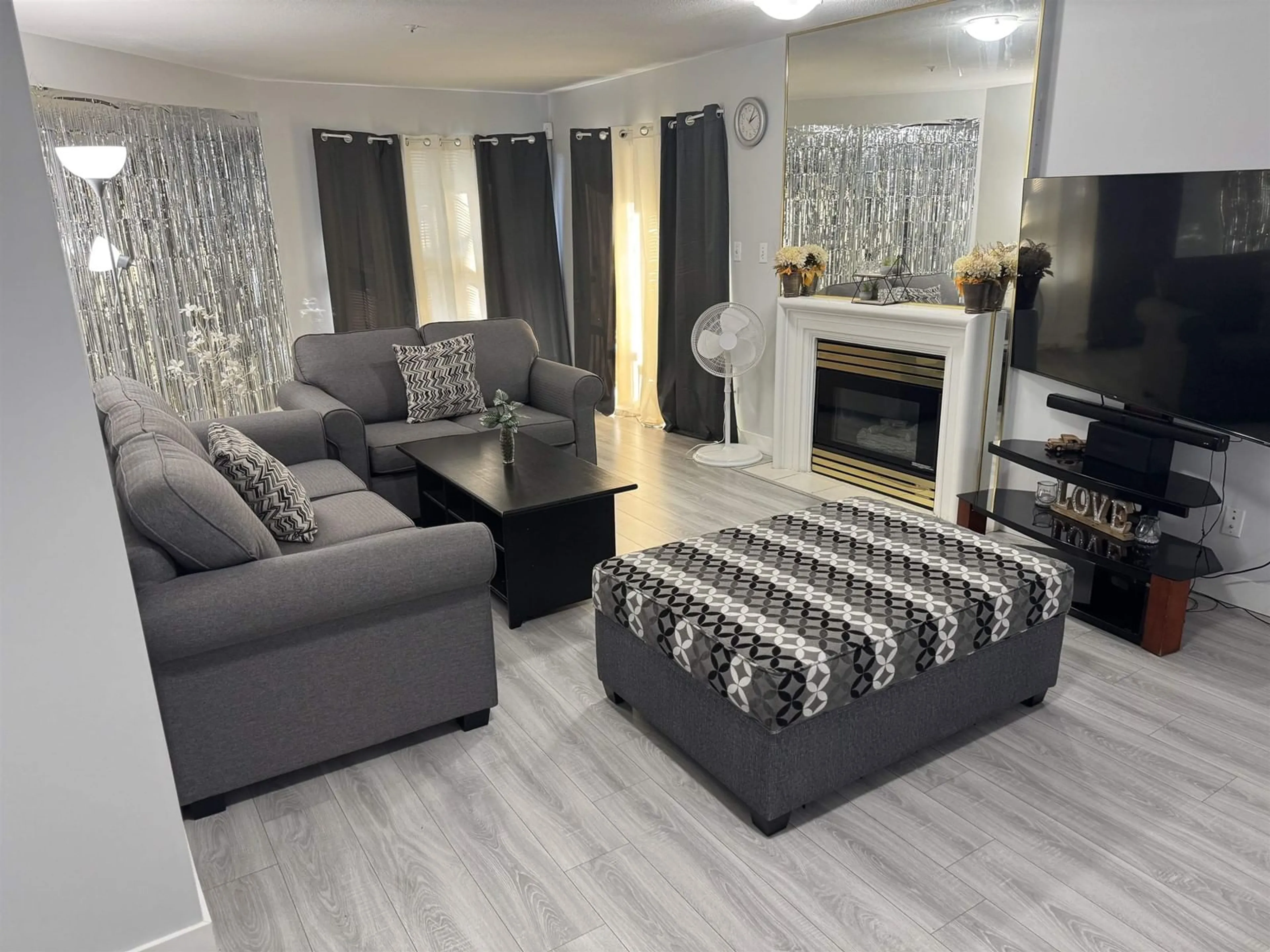 Living room with furniture, unknown for 414 - 8139 121A, Surrey British Columbia V3W0Z2