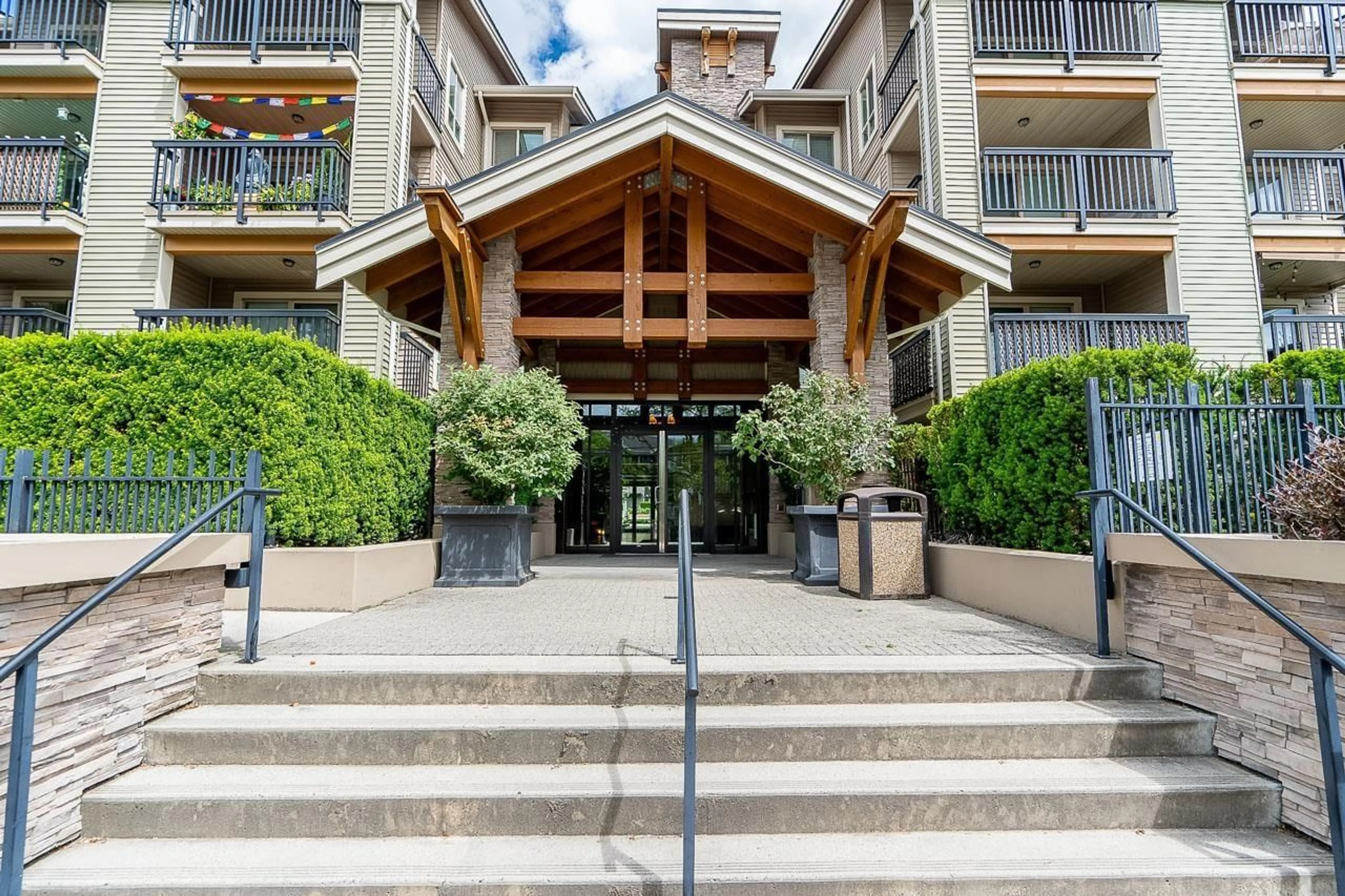 Indoor foyer for 404 21009 56 AVENUE, Langley British Columbia V3A0C9