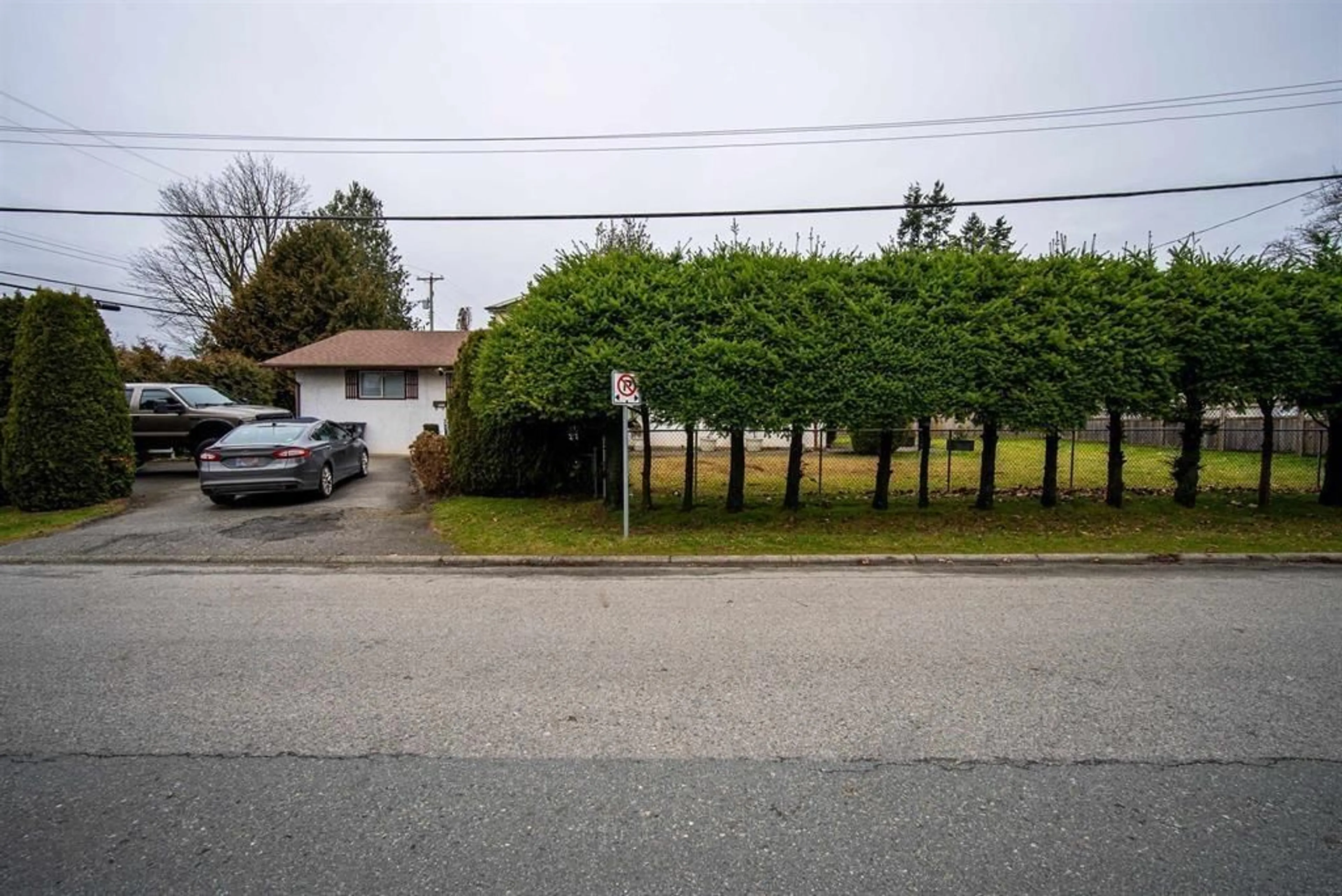 A pic from outside/outdoor area/front of a property/back of a property/a pic from drone, street for 1926 SALTON ROAD, Abbotsford British Columbia V2S3W7