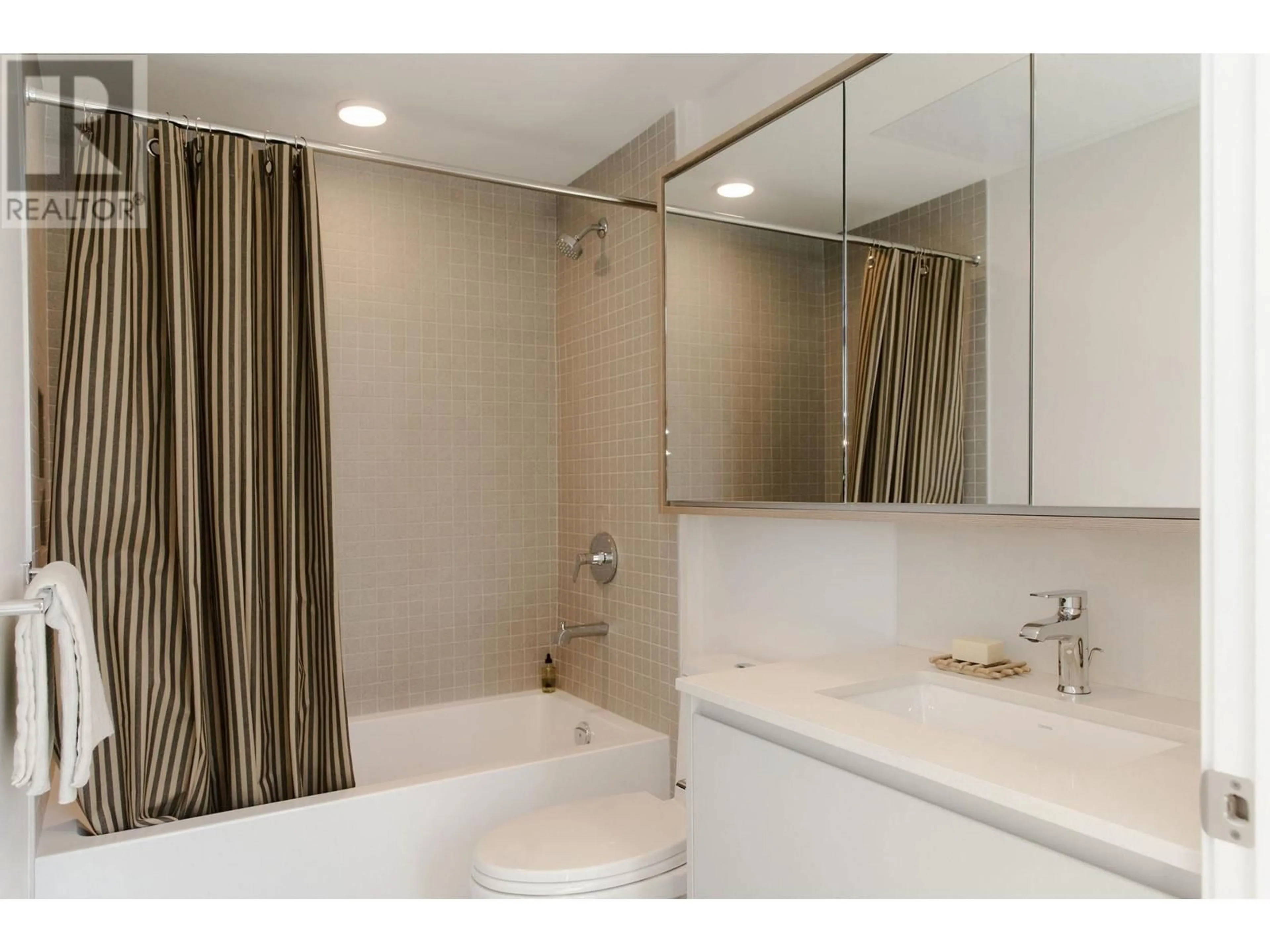 Standard bathroom, ceramic/tile floor for 141 - 1014 47TH AVENUE, Vancouver British Columbia V6M0E3