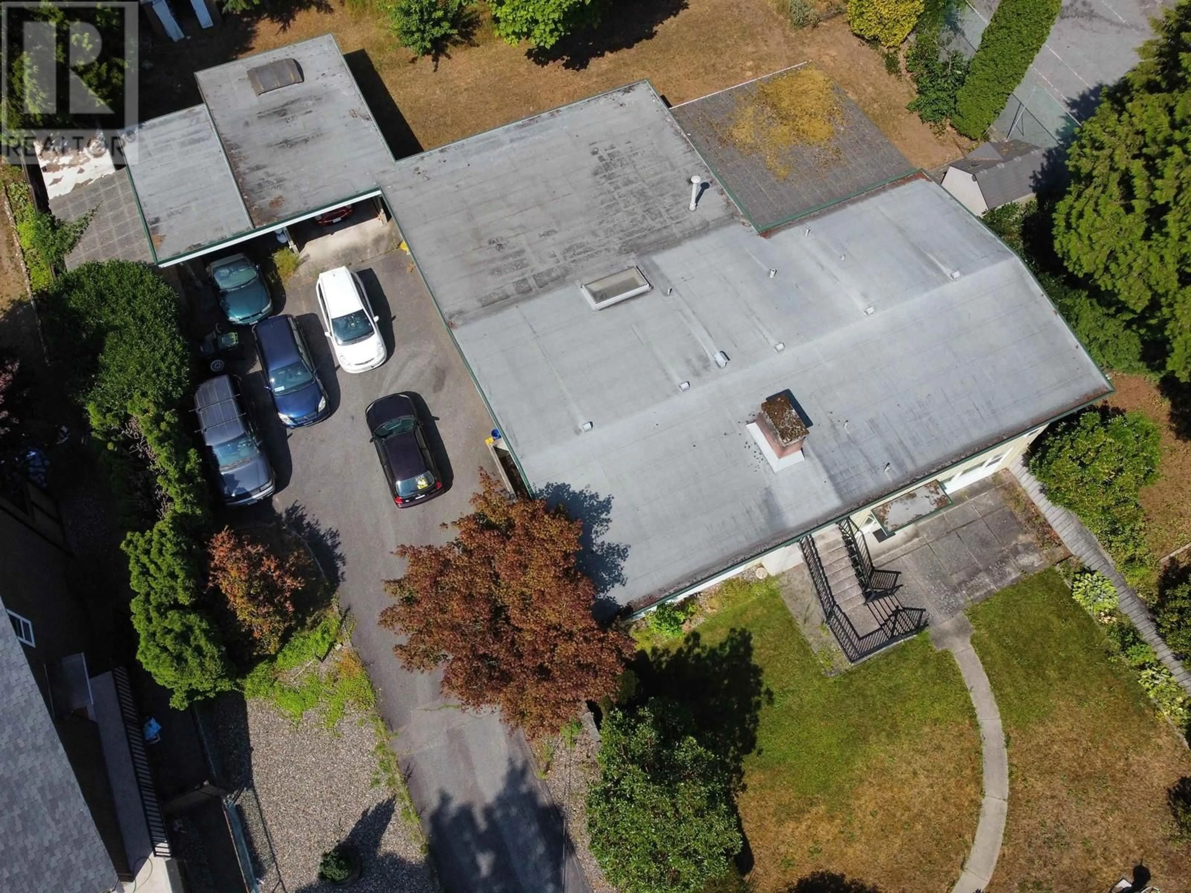 A pic from outside/outdoor area/front of a property/back of a property/a pic from drone, street for 731 SHAW AVENUE, Coquitlam British Columbia V3K2R7