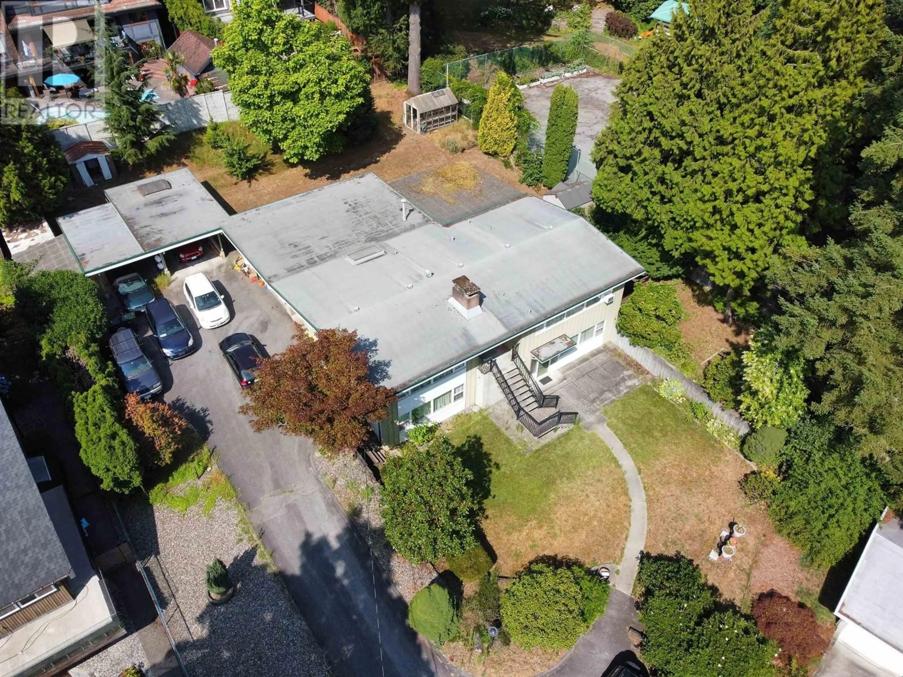 A pic from outside/outdoor area/front of a property/back of a property/a pic from drone, building for 731 SHAW AVENUE, Coquitlam British Columbia V3K2R7