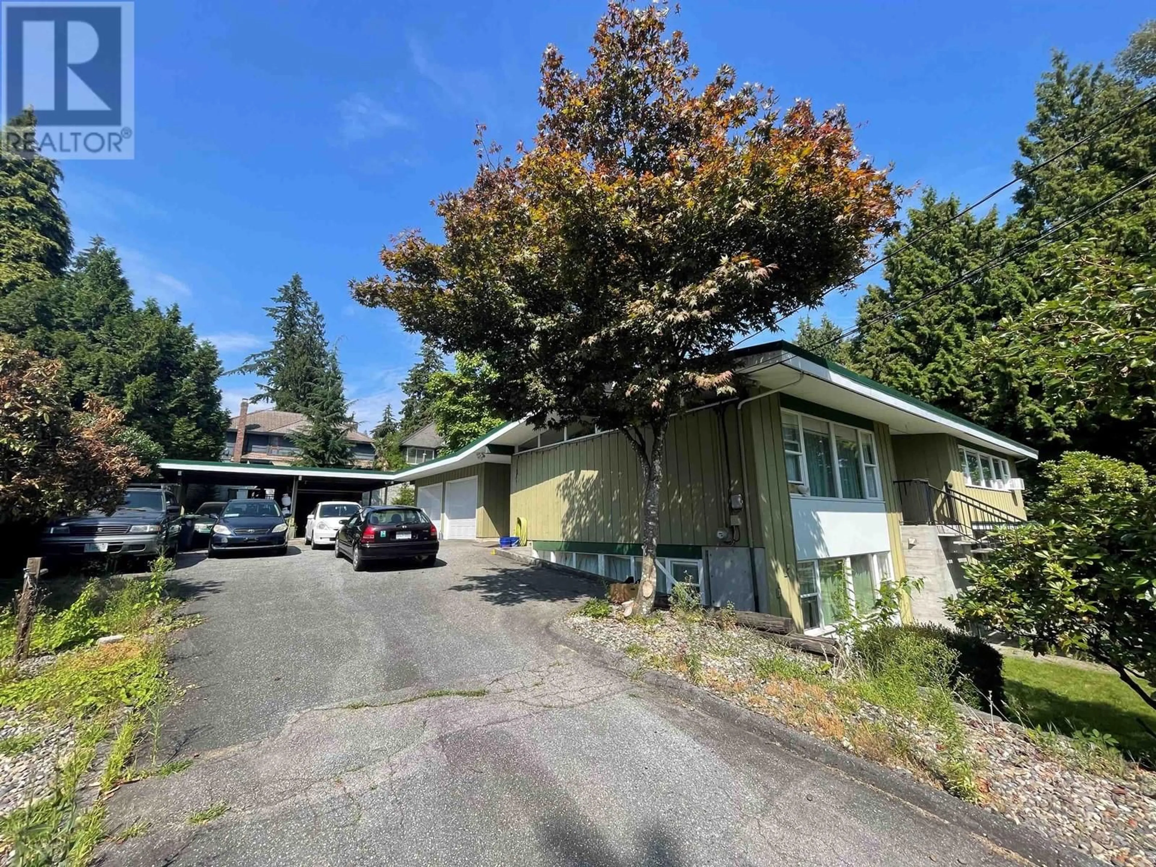 A pic from outside/outdoor area/front of a property/back of a property/a pic from drone, street for 731 SHAW AVENUE, Coquitlam British Columbia V3K2R7