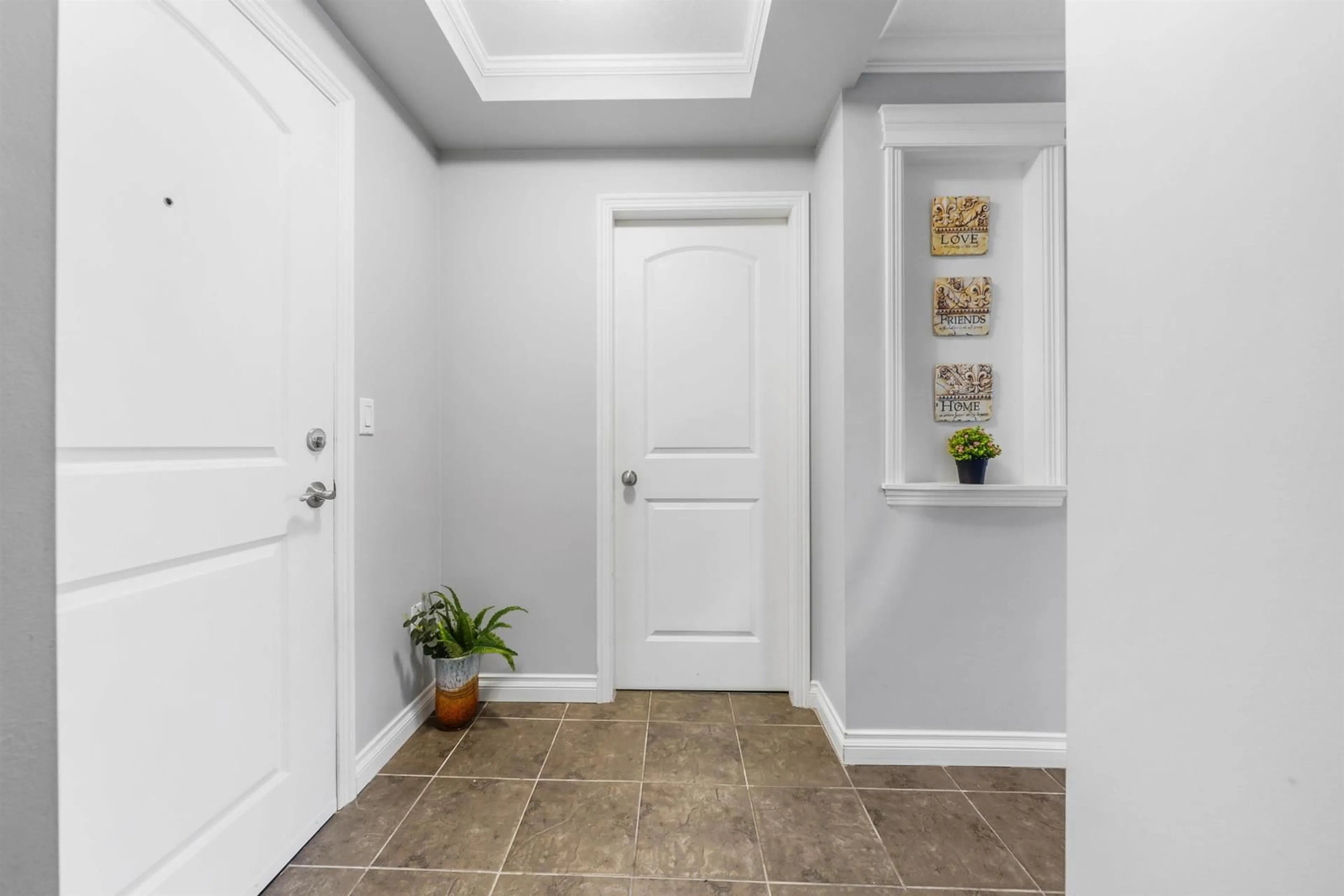 Indoor entryway for 203 45645 KNIGHT ROAD|Sardis West Vedder, Chilliwack British Columbia V2R0B1