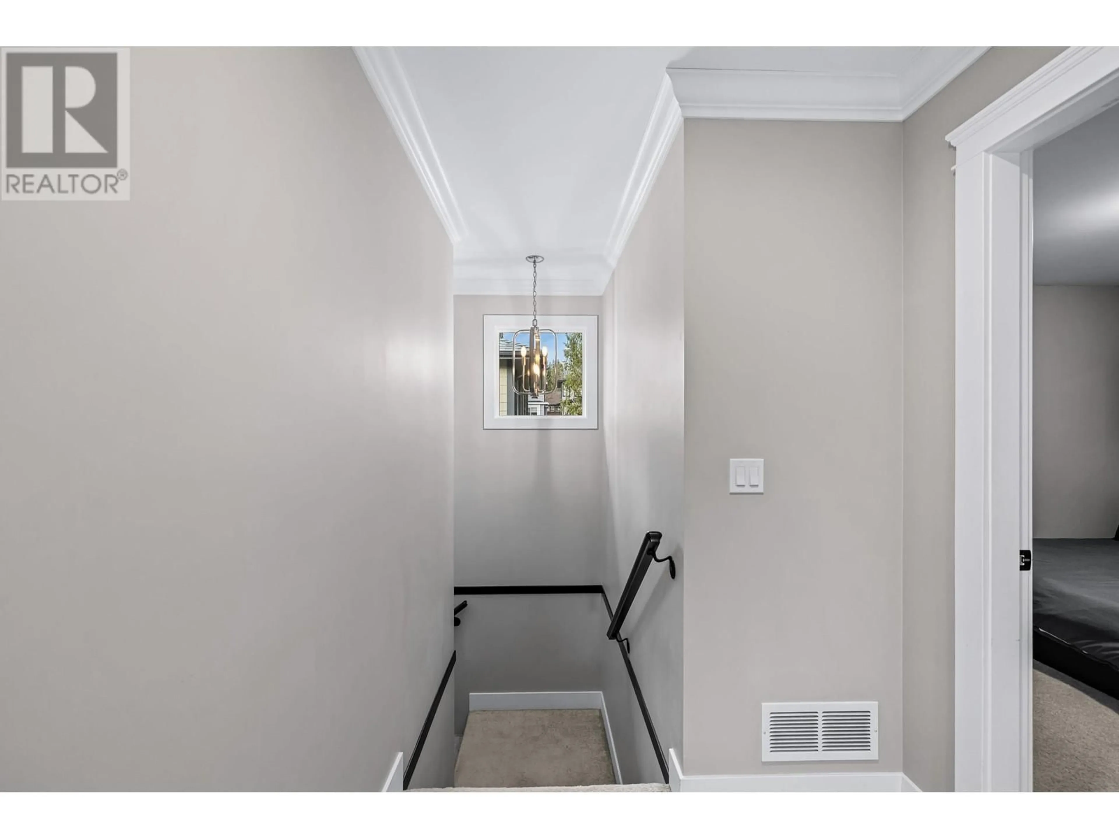 Indoor entryway for 4 - 1488 VICTORIA DRIVE, Port Coquitlam British Columbia V3B0M5