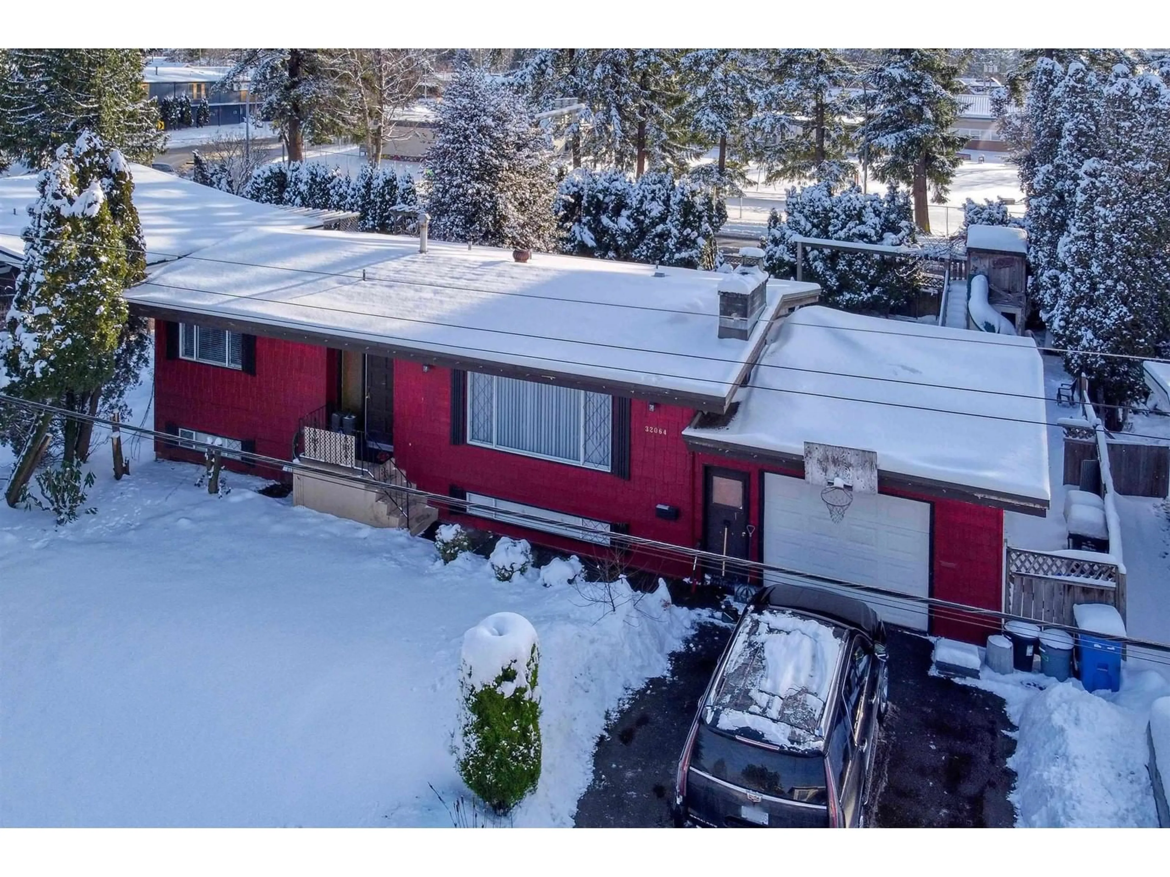 A pic from outside/outdoor area/front of a property/back of a property/a pic from drone, street for 32064 JOYCE AVENUE, Abbotsford British Columbia V2T1B7