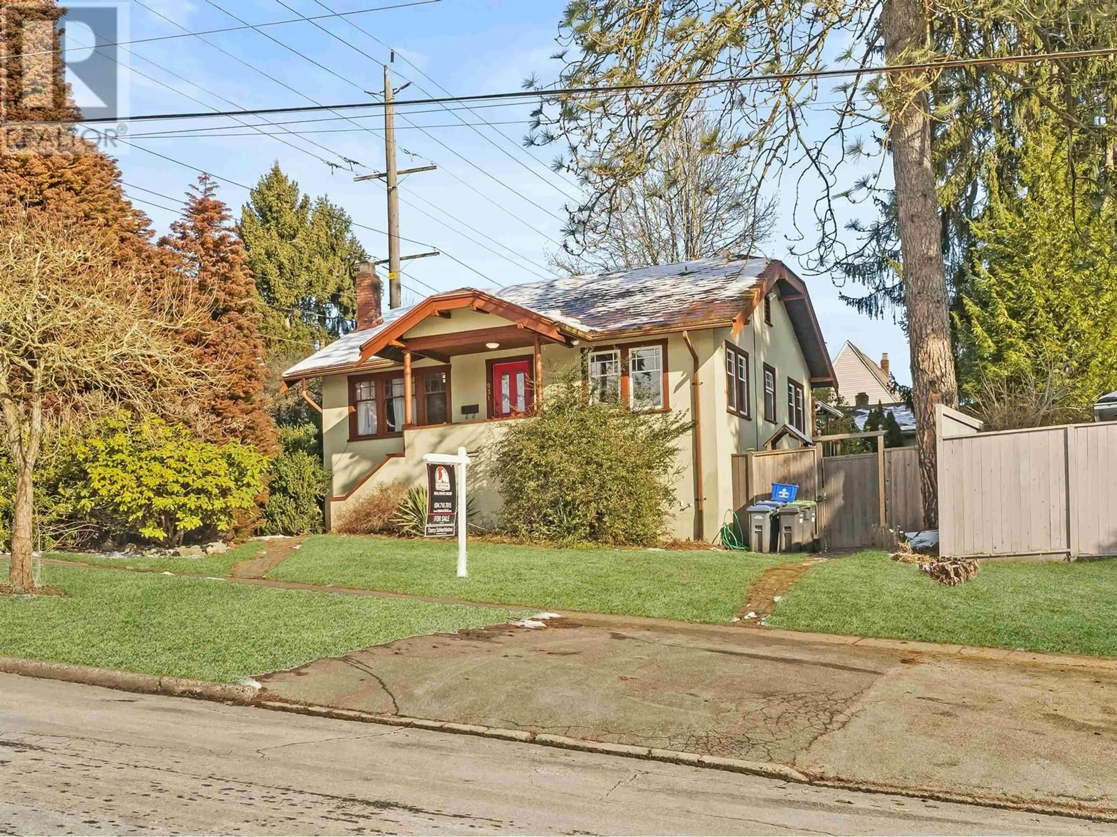 A pic from outside/outdoor area/front of a property/back of a property/a pic from drone, street for 931 SECOND STREET, New Westminster British Columbia V3L2N8