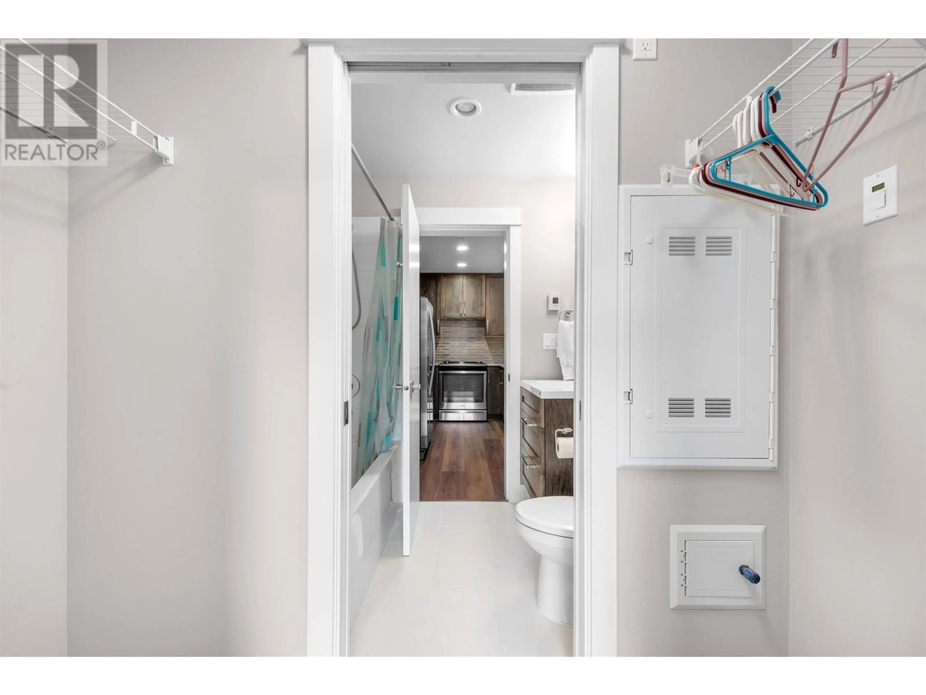 Standard bathroom, ceramic/tile floor for 402 2495 WILSON AVENUE, Port Coquitlam British Columbia V3C0E4