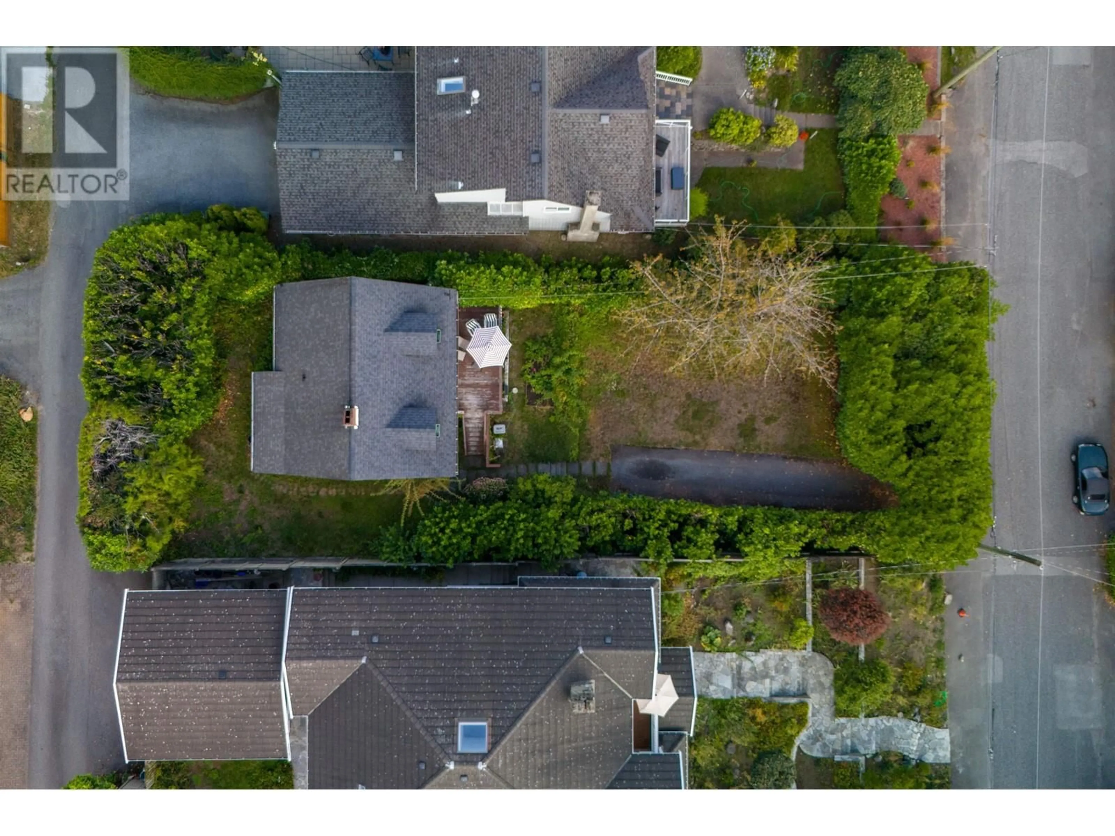 A pic from outside/outdoor area/front of a property/back of a property/a pic from drone, street for 1427 LAWSON AVENUE, West Vancouver British Columbia V7T2E9