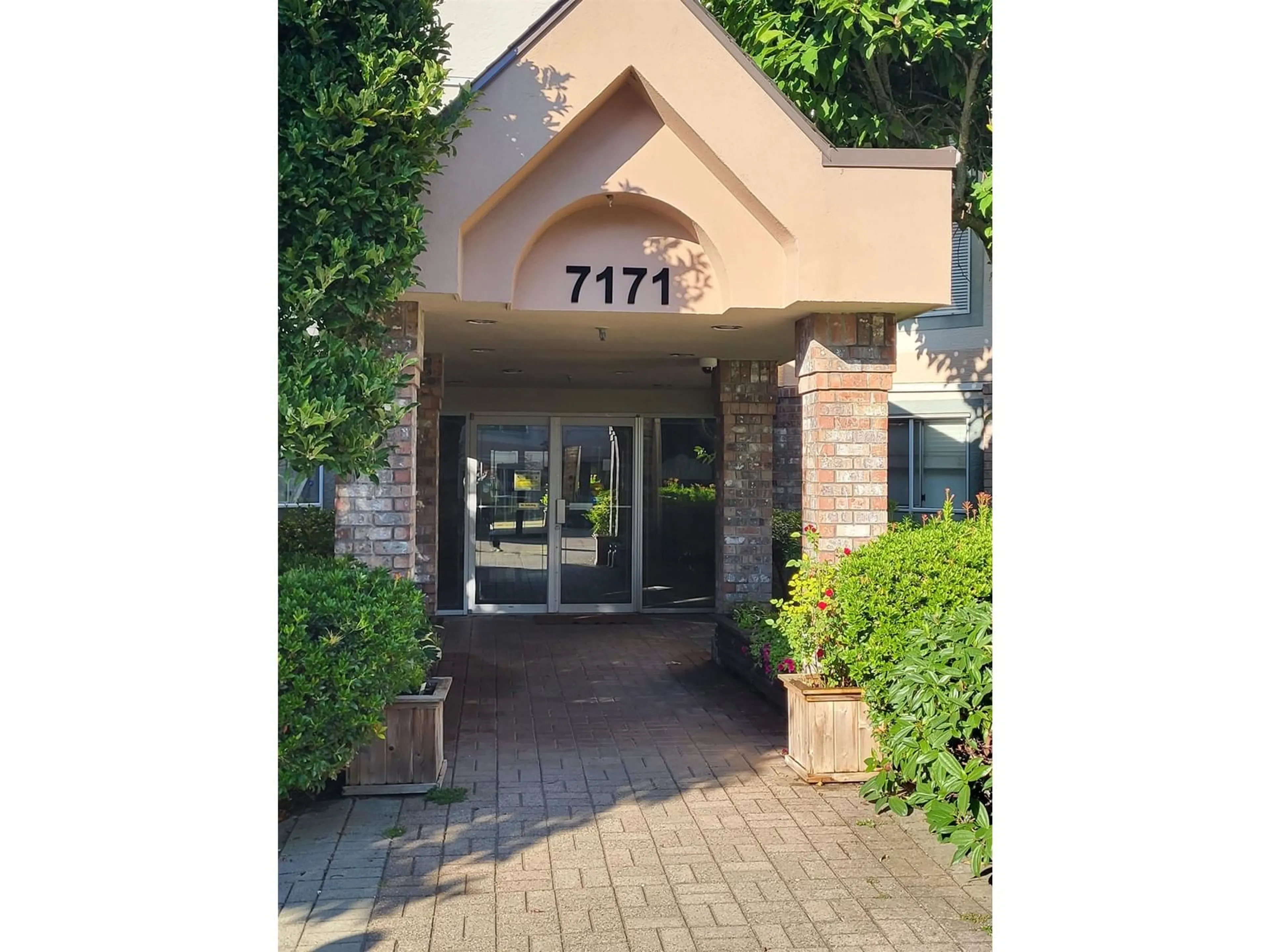 Indoor foyer for 309 - 7171 121, Surrey British Columbia V3W1G9