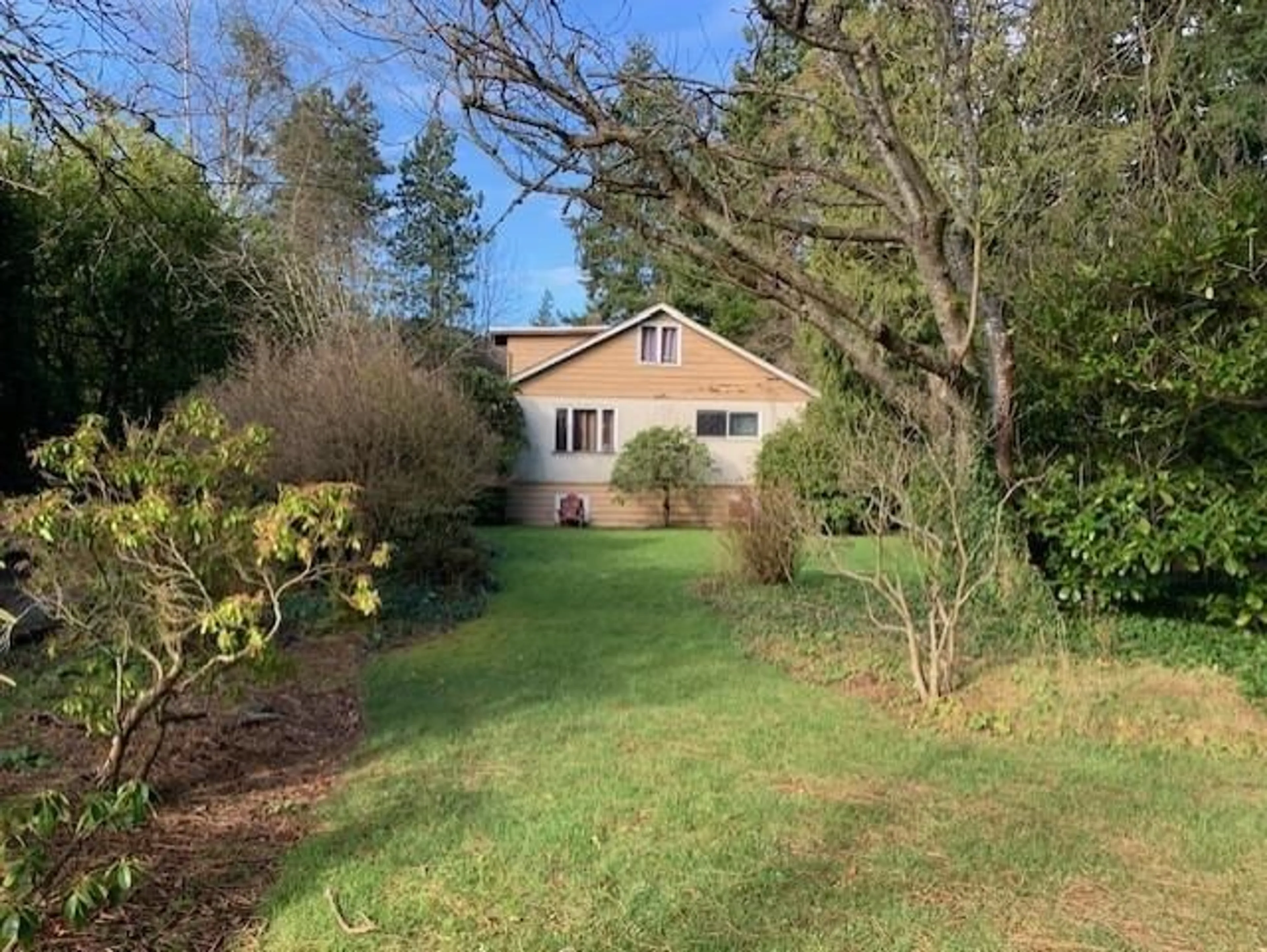 A pic from outside/outdoor area/front of a property/back of a property/a pic from drone, unknown for 1695 136, Surrey British Columbia V4A4E3