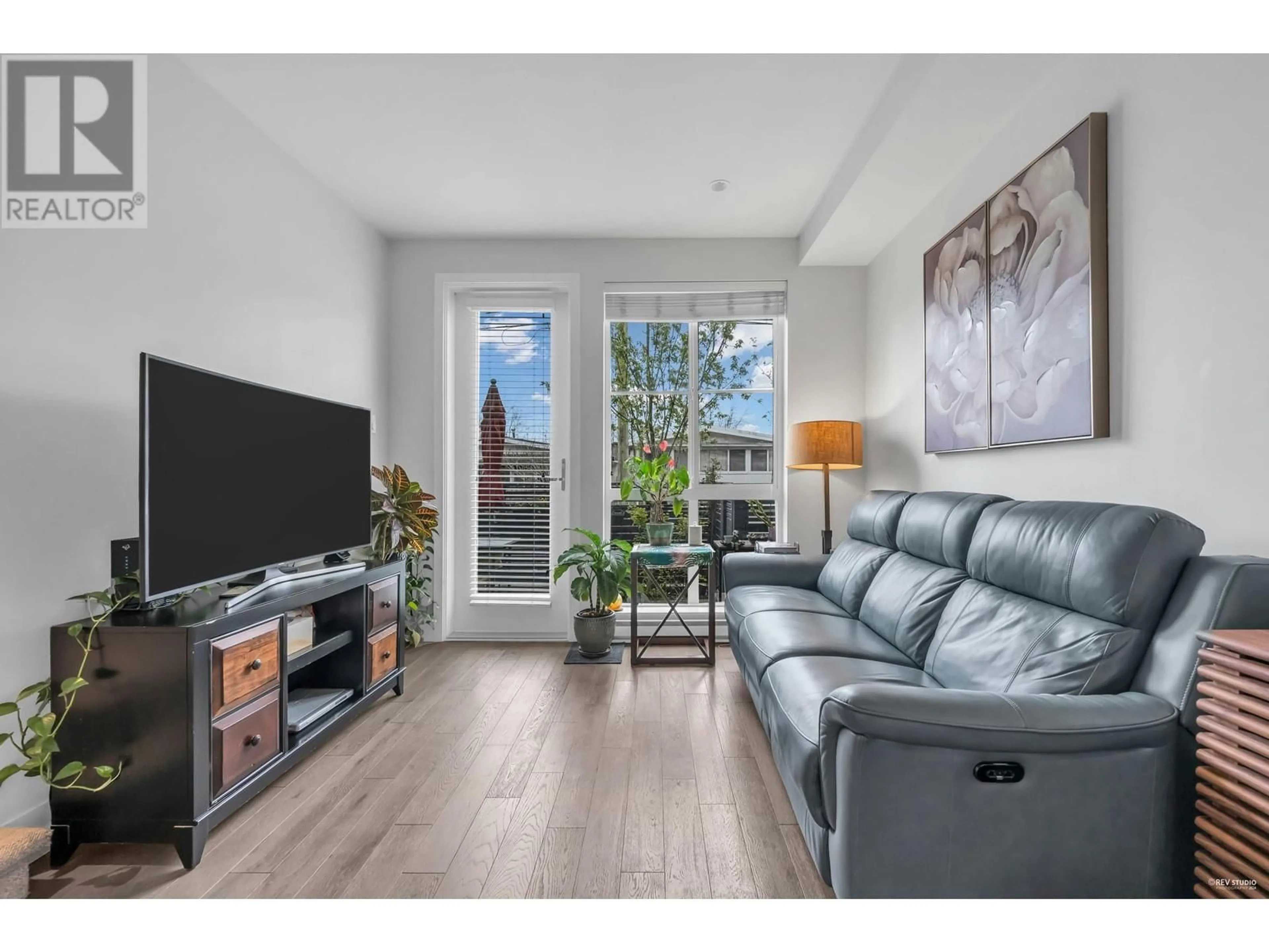 Living room with furniture, wood/laminate floor for 3 238 W 62ND AVENUE, Vancouver British Columbia V5X0G7