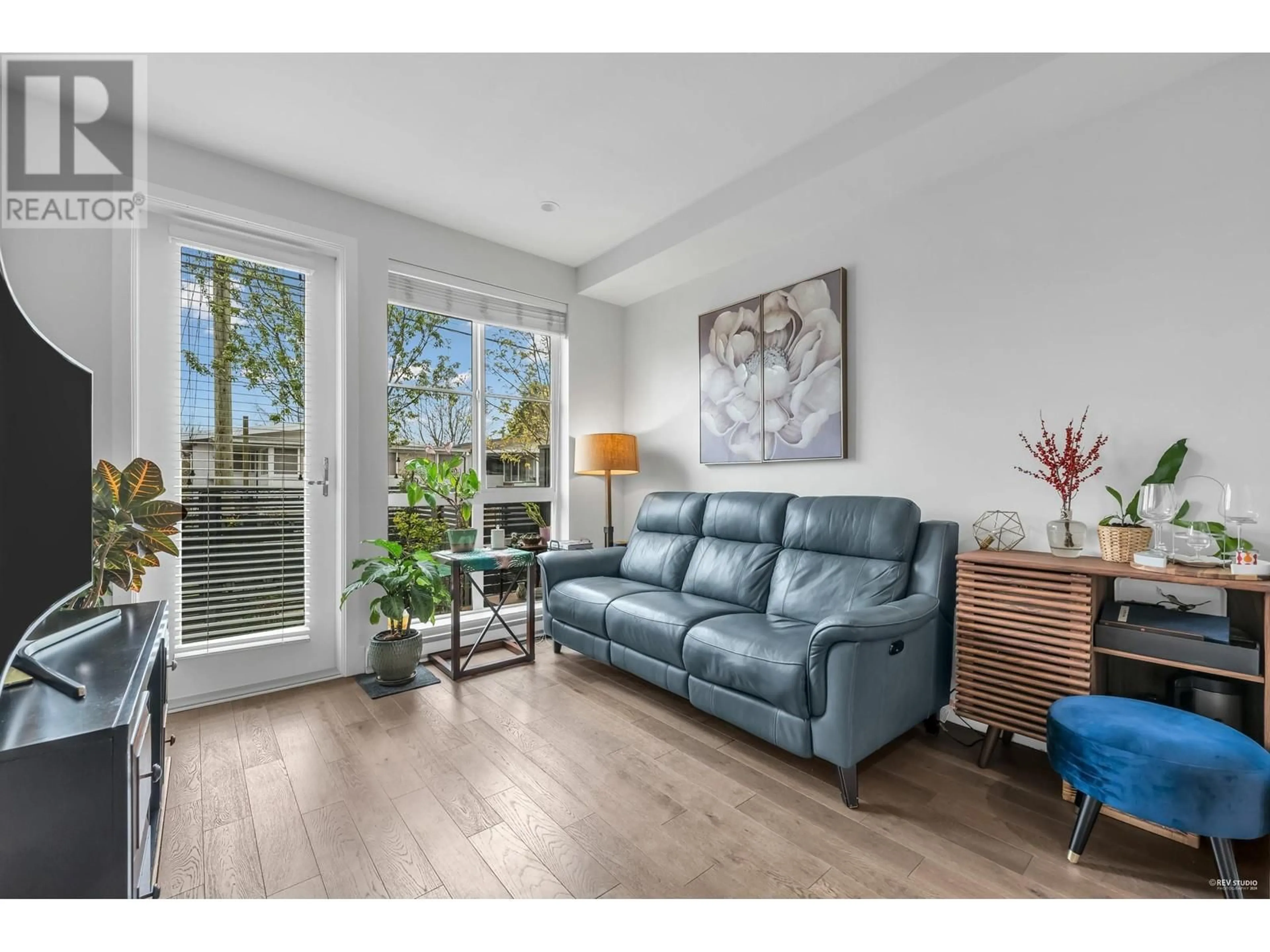 Living room with furniture, wood/laminate floor for 3 238 W 62ND AVENUE, Vancouver British Columbia V5X0G7