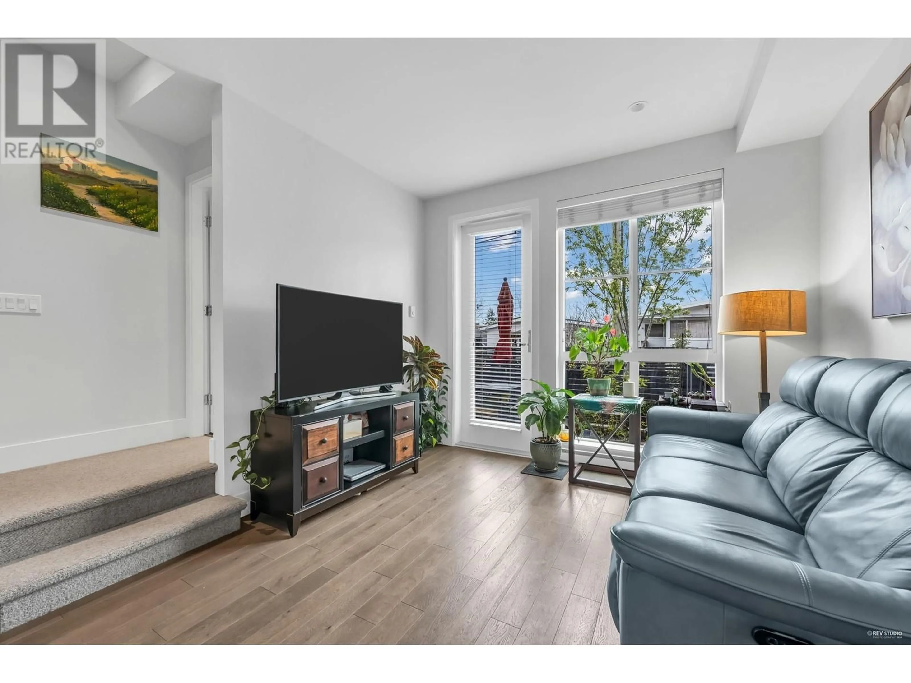 Living room with furniture, wood/laminate floor for 3 238 W 62ND AVENUE, Vancouver British Columbia V5X0G7