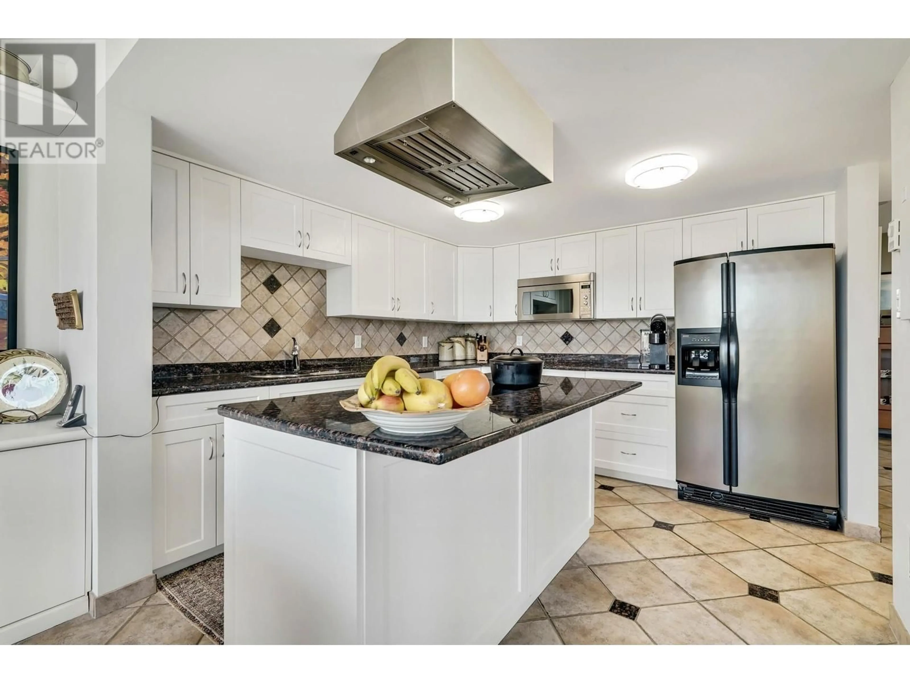 Open concept kitchen, ceramic/tile floor for 2003 121 TENTH STREET, New Westminster British Columbia V3M3X7