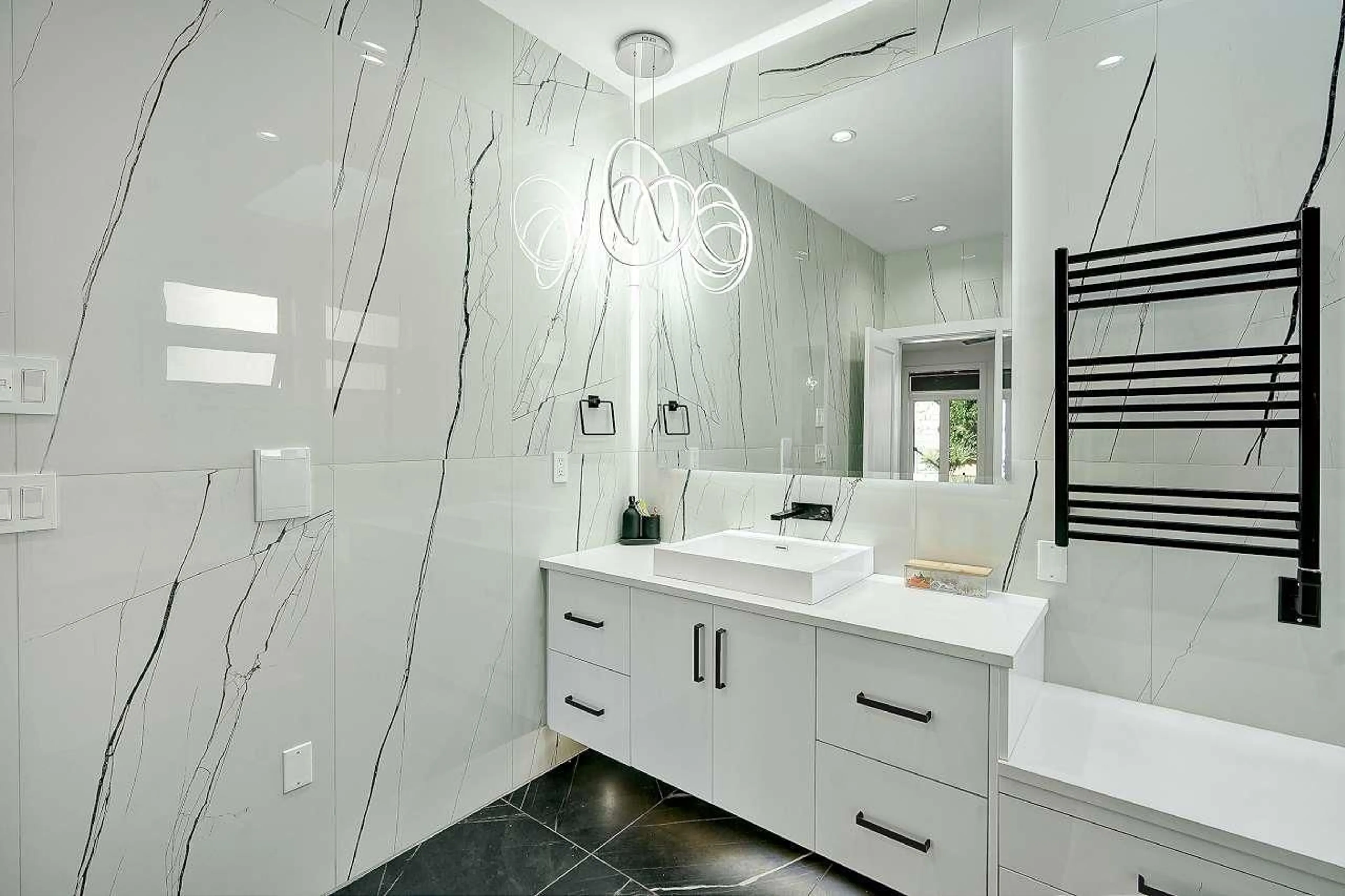 Contemporary bathroom, ceramic/tile floor for 8682 152 STREET, Surrey British Columbia V3S3N2