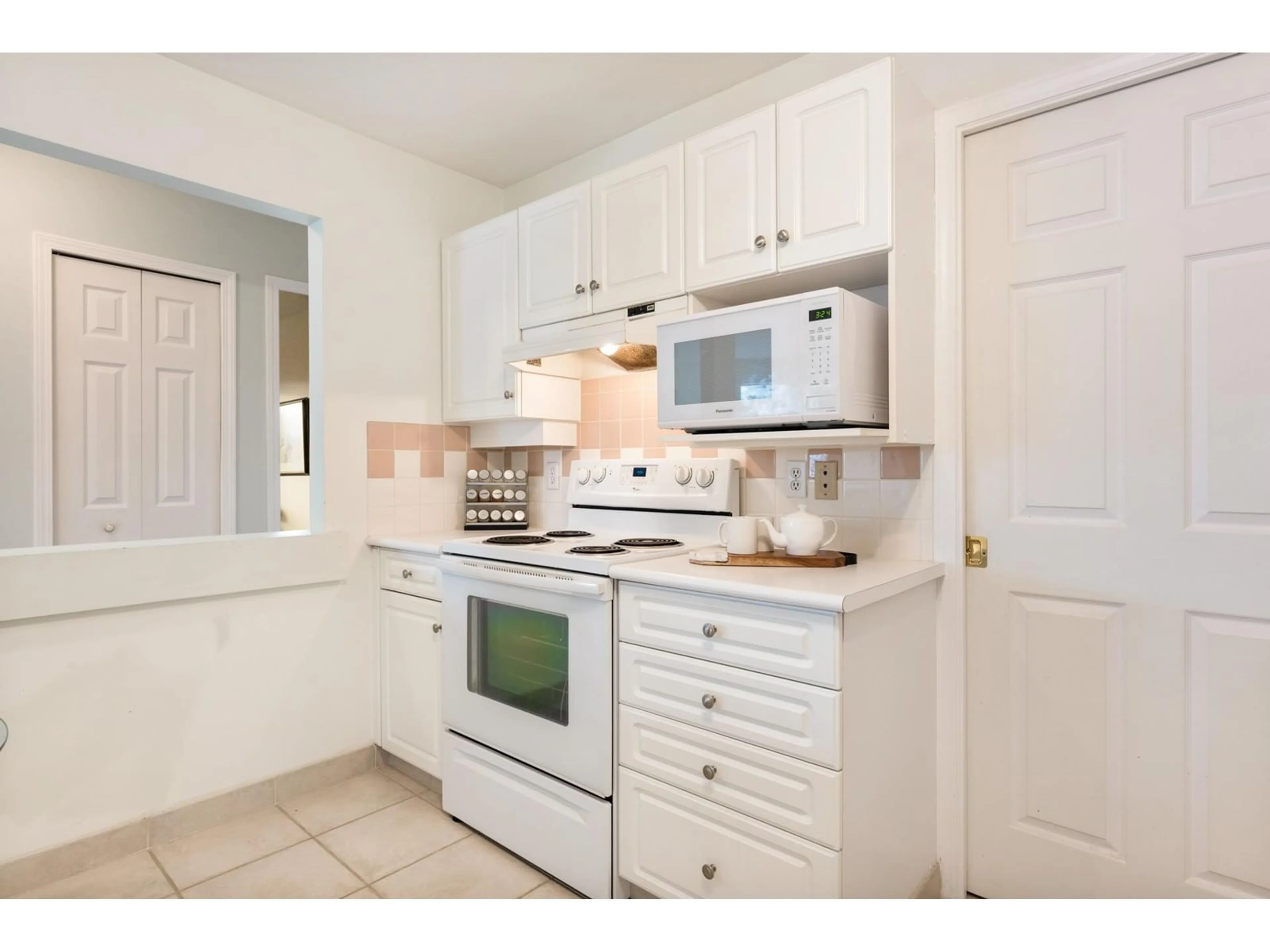 Standard kitchen, ceramic/tile floor for 107 5419 201A STREET, Langley British Columbia V3A1S7