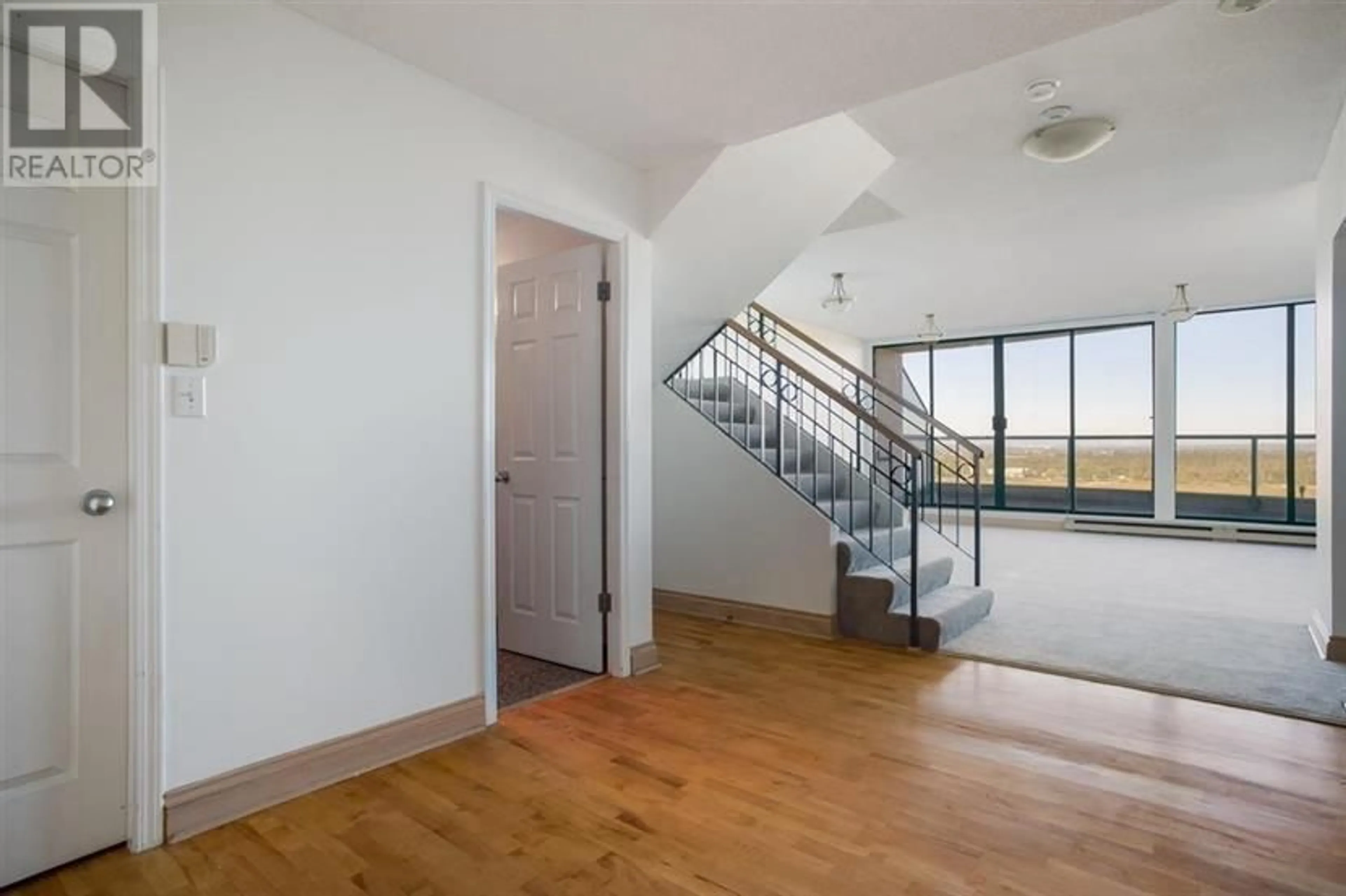 Indoor foyer for 1604 - 8811 LANSDOWNE ROAD, Richmond British Columbia V6X3T4