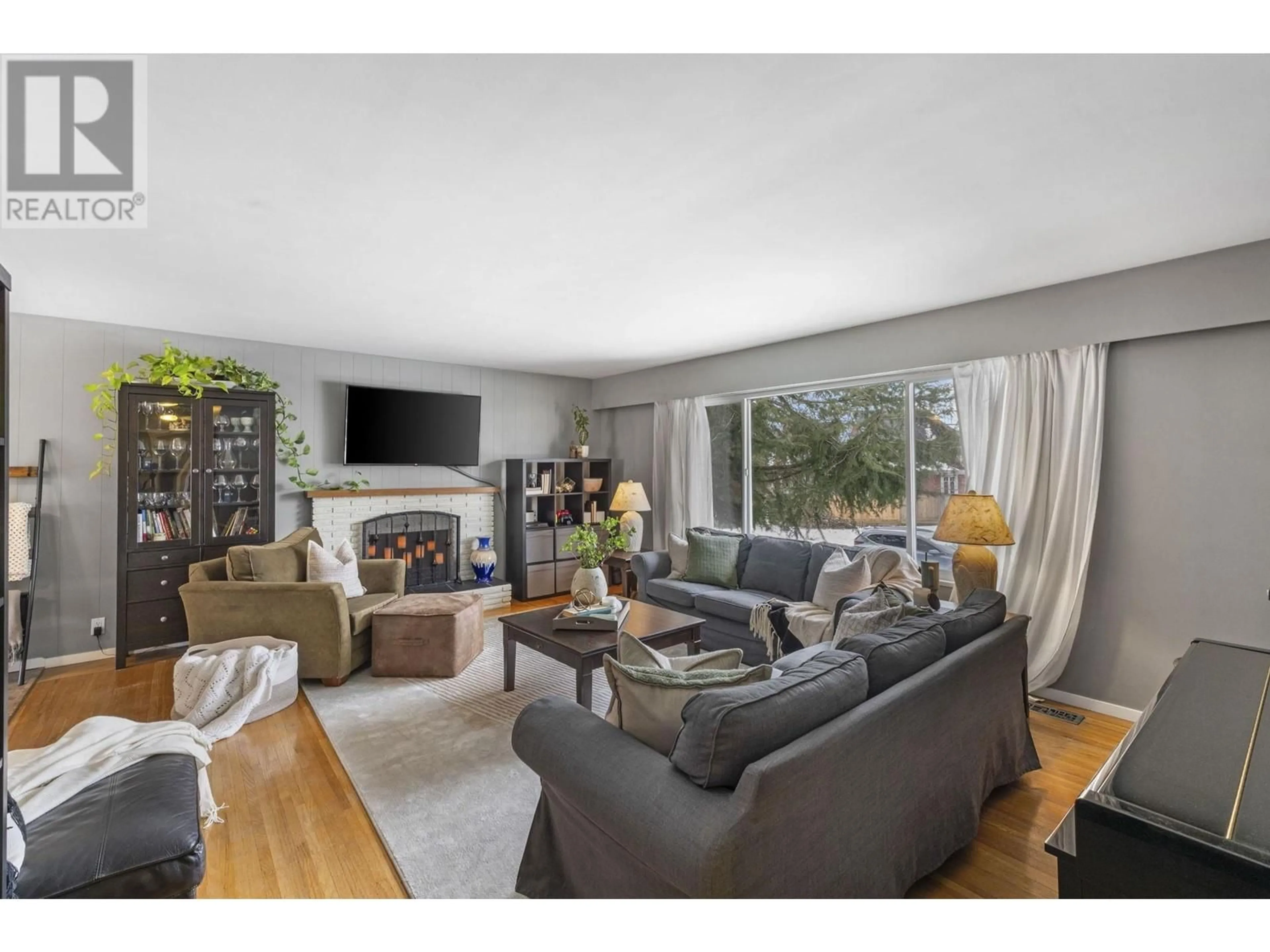 Living room with furniture, wood/laminate floor for 5185 MASSEY DRIVE, Delta British Columbia V4K1B6