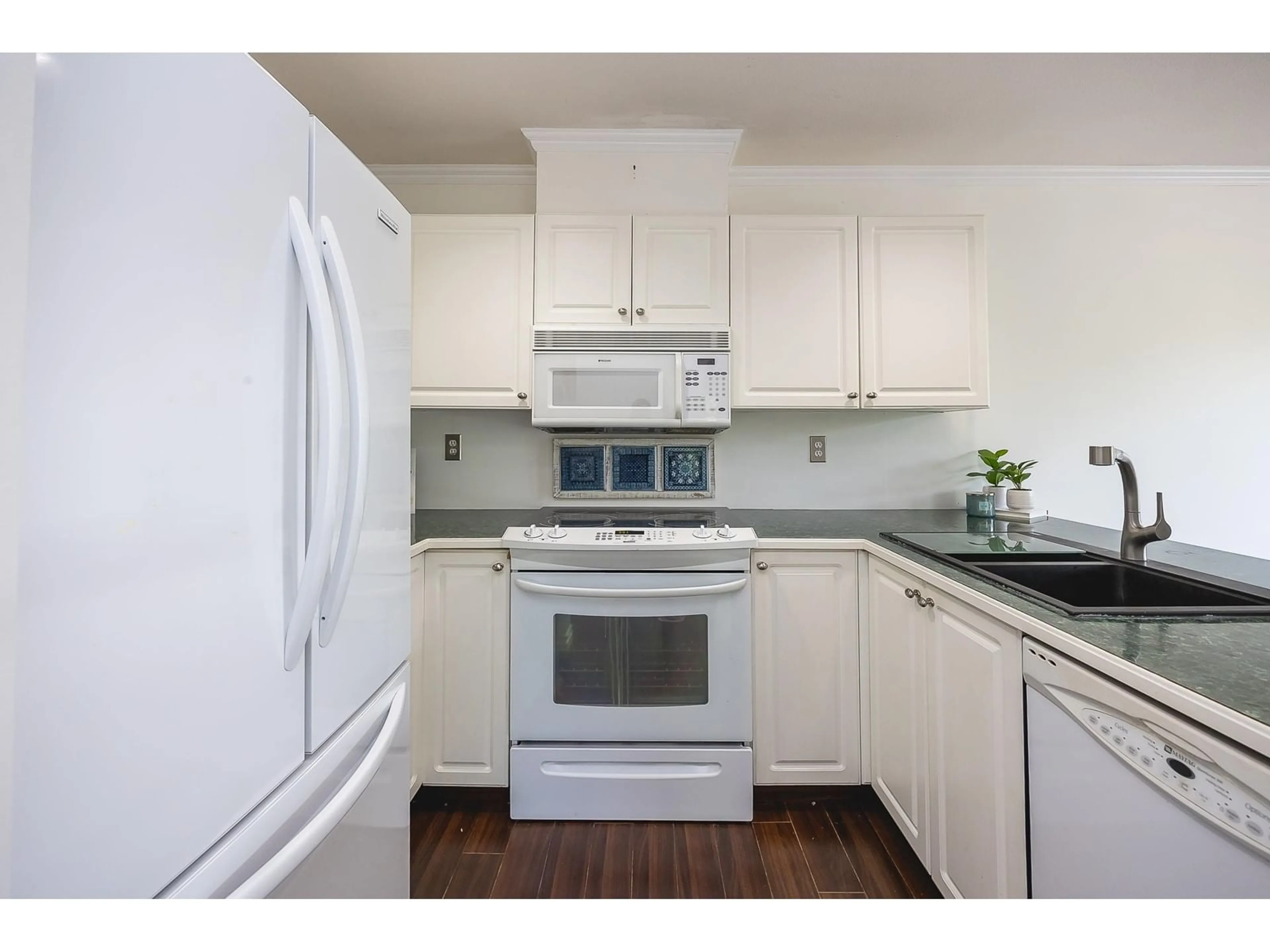 Standard kitchen, unknown for 302 9124 GLOVER ROAD, Langley British Columbia V1M2R5