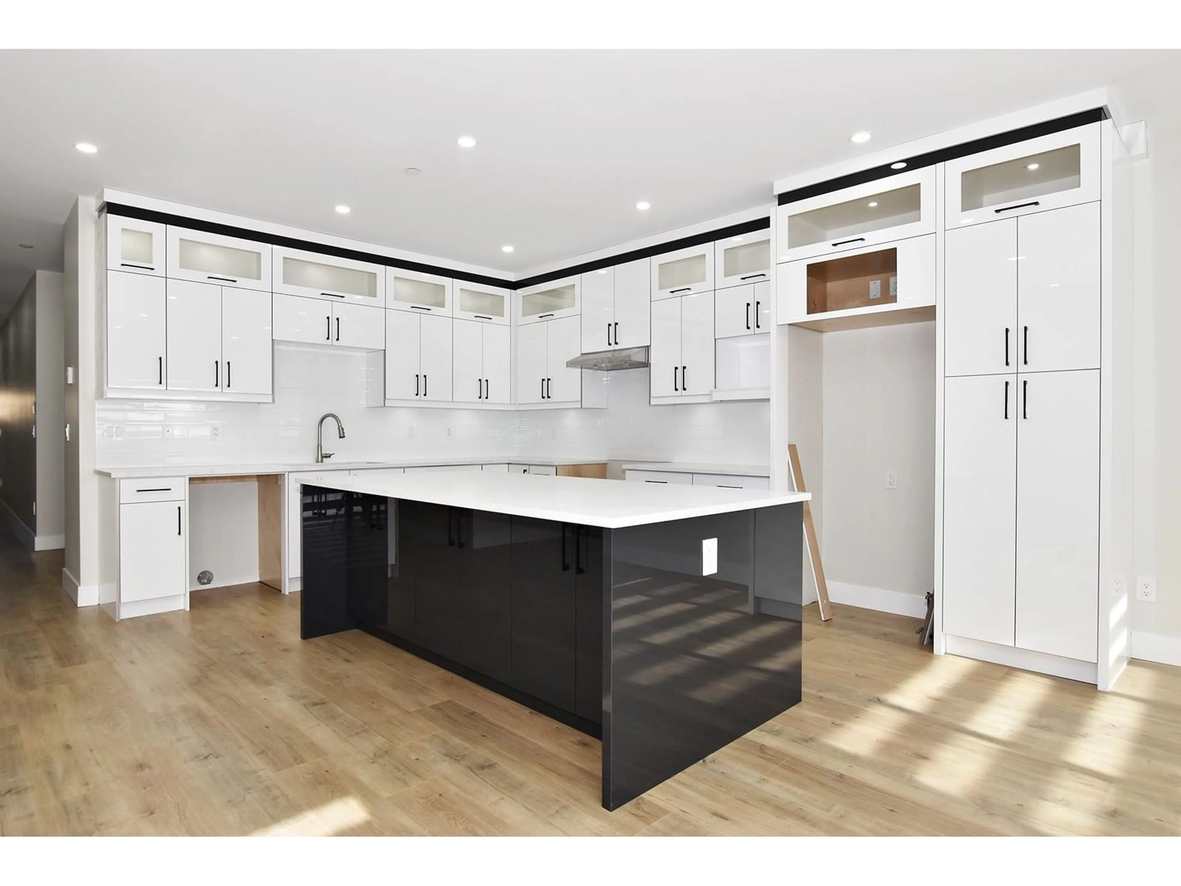 Open concept kitchen, unknown for 32538 HIGGINBOTTOM, Mission British Columbia V2V2T7